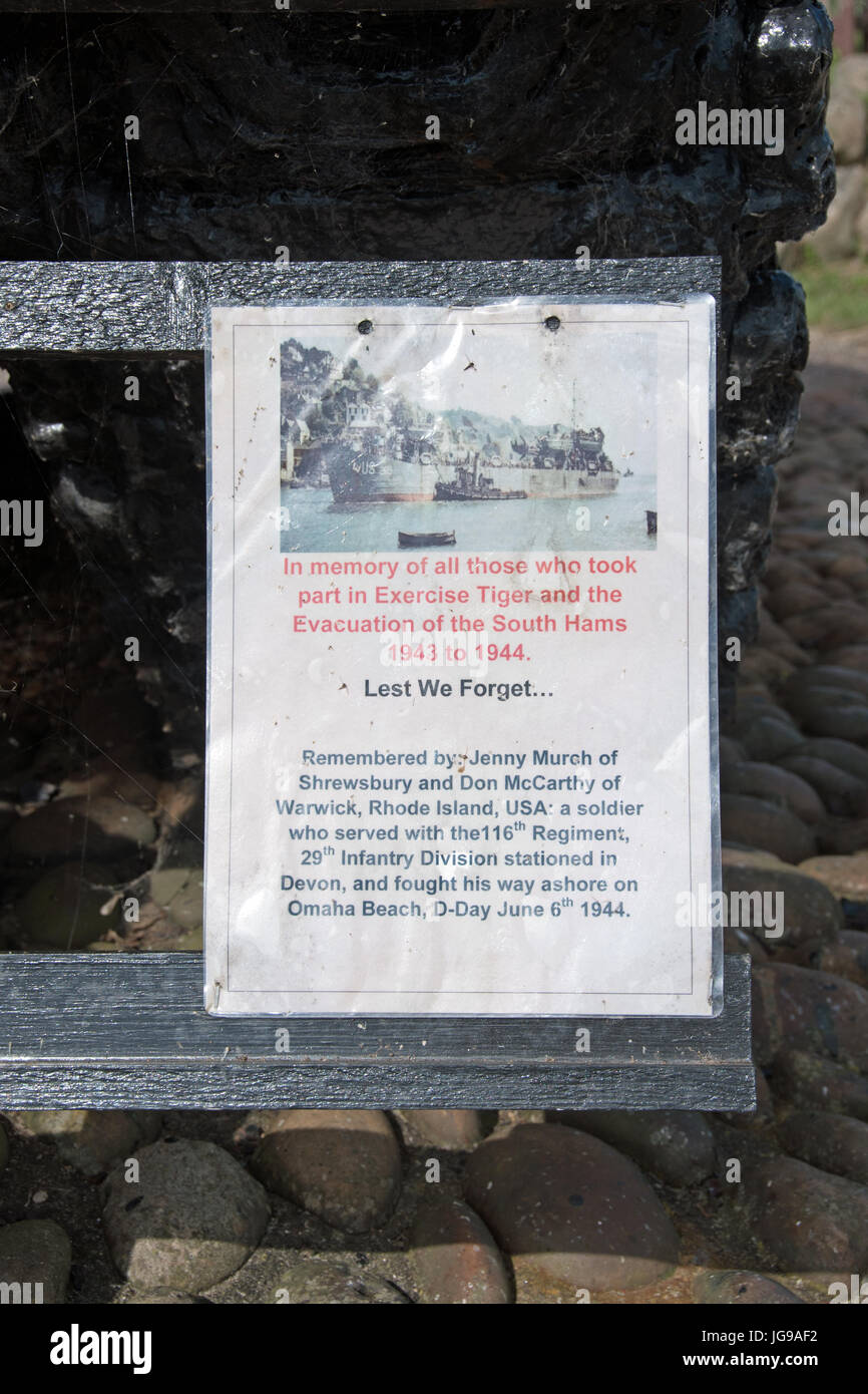 Una dedizione personale sul carro Sherman Memorial, Slapton Sands. Foto Stock