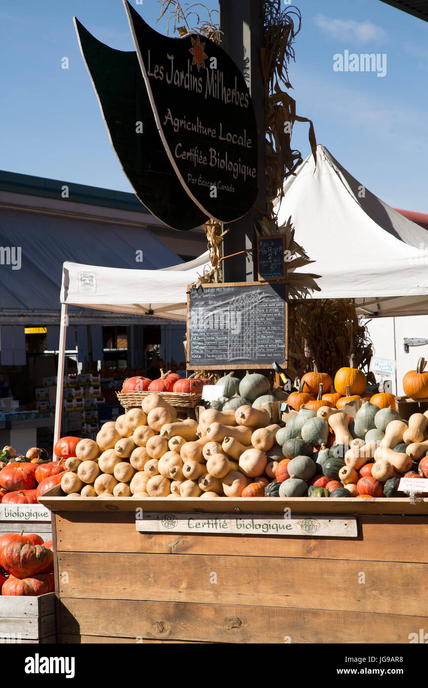 Un fruttivendolo stallo a Jean-Talon Mercato nella Piccola Italia Distretto di Montreal, Canada. Il mercato pubblico aperto nel 1933 come il Marché du Nord, Foto Stock