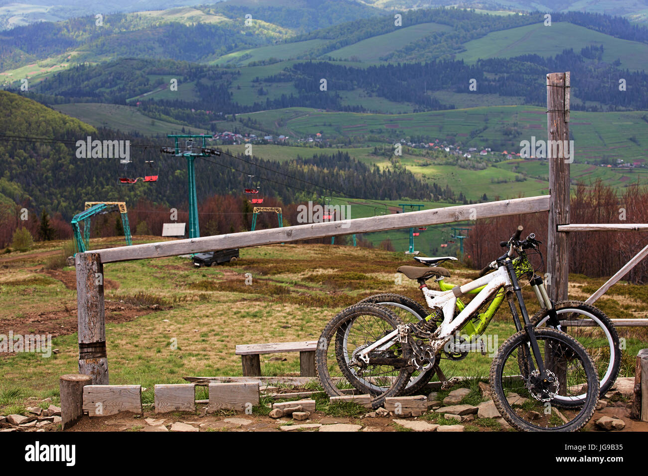 Nei Carpazi. Due ciclisti sinistra mountain bike per una tregua. Ski lift sullo sfondo di un paesaggio di montagna. Foto Stock