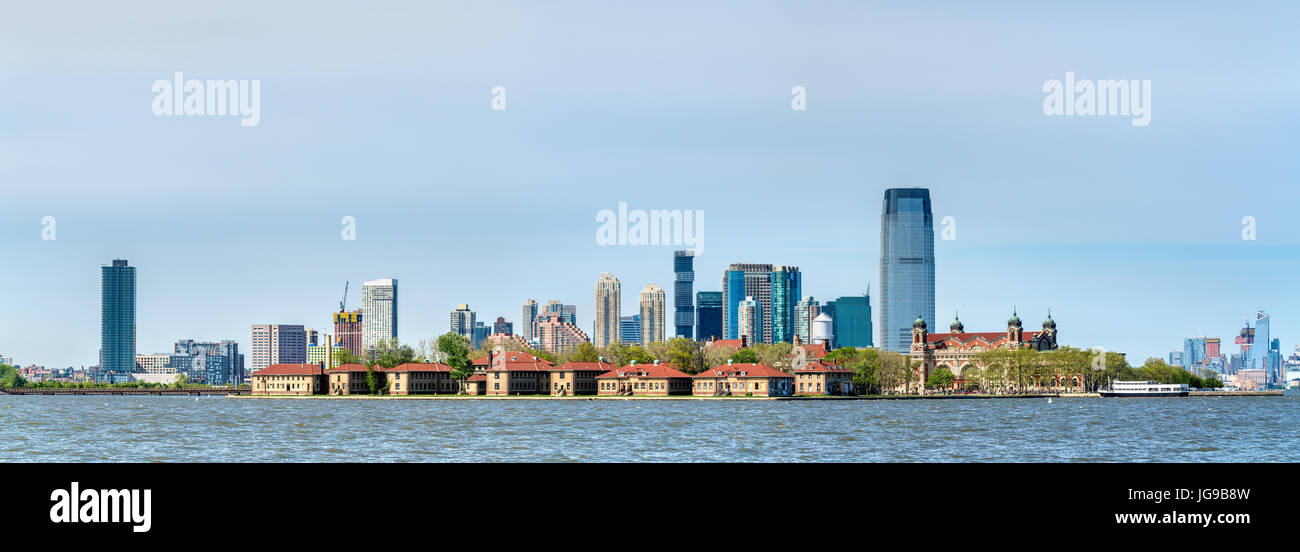 Ellis Island e grattacieli di Jersey City, Stati Uniti d'America Foto Stock