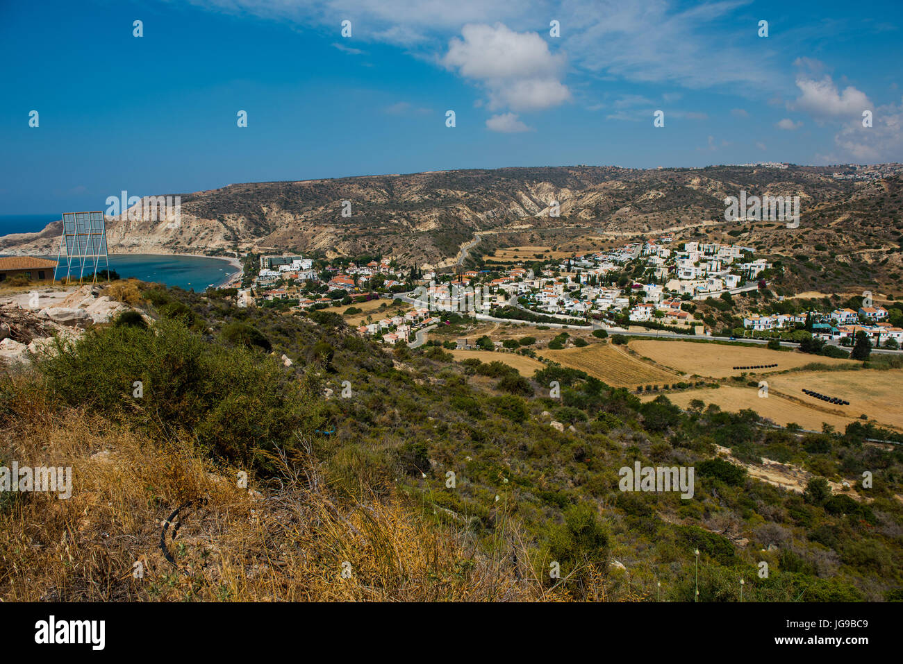 Pissouri village resort in Pissouri Bay. Mare Mediterraneo costa, Cipro Foto Stock