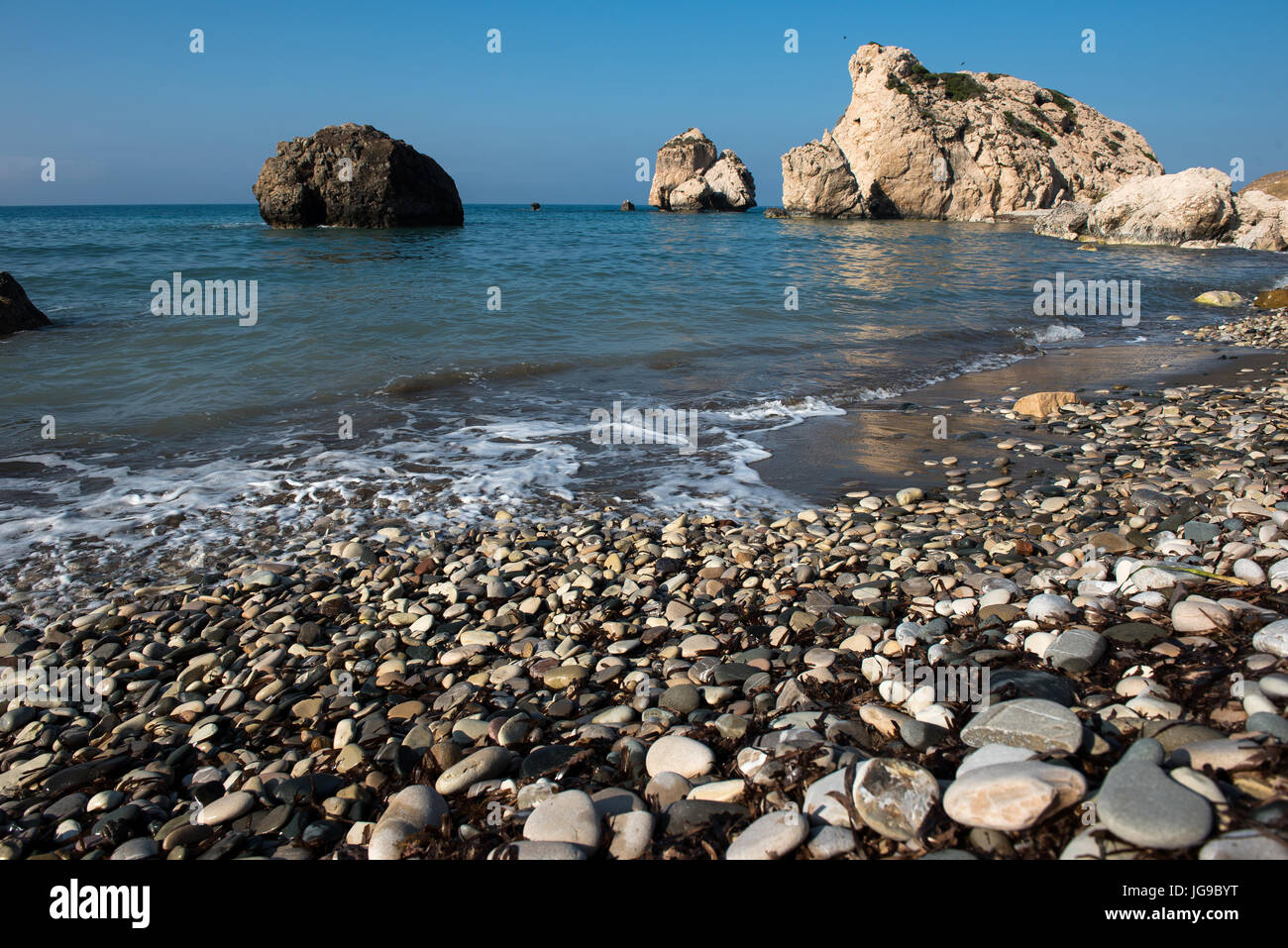 Roccia di Afrodite beach. Petra tou Romiou è il luogo di nascita della dea Afrodite. Pahos, Cipro Foto Stock