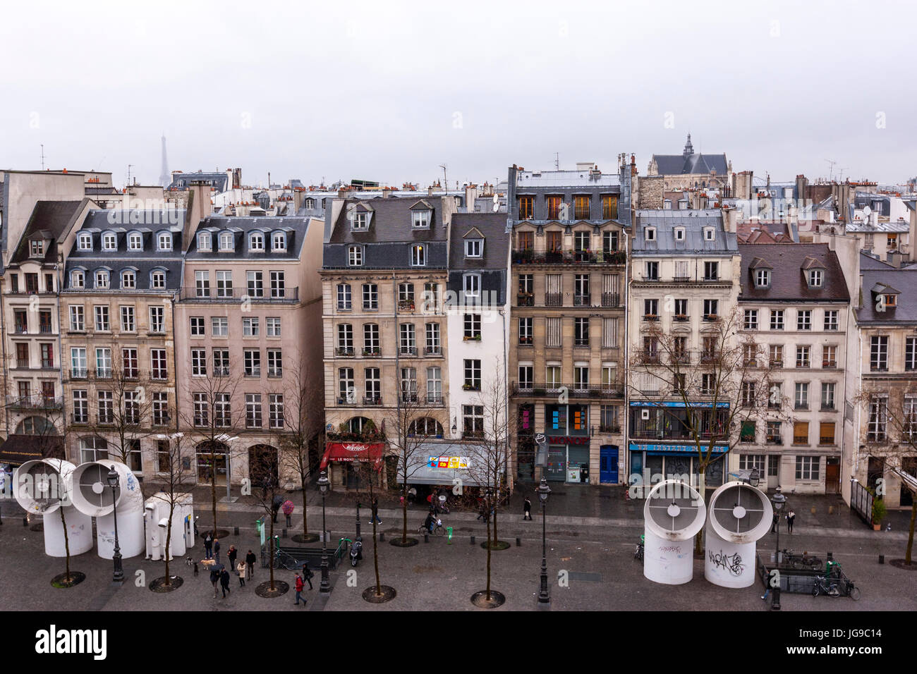 Parigi ospita il tetto in un giorno di pioggia dalle finestre del Centro Georges Pompidou con gocce di acqua in bottiglie di vetro. Foto Stock