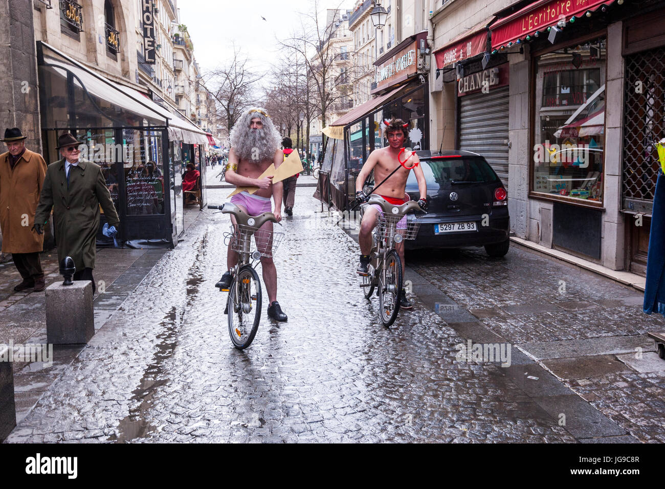 I giovani indossano costumi divertenti, demon ans Zeus, in bicicletta Parigi, Francia Foto Stock
