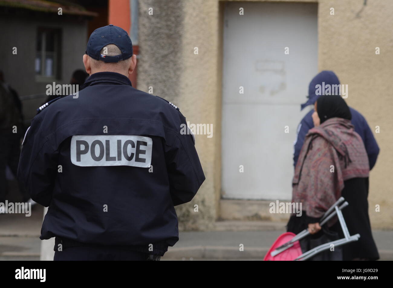 Venerdì preghiera riot sotto la protezione della polizia a Villefranche-sur-Saone moschea (Francia) Foto Stock