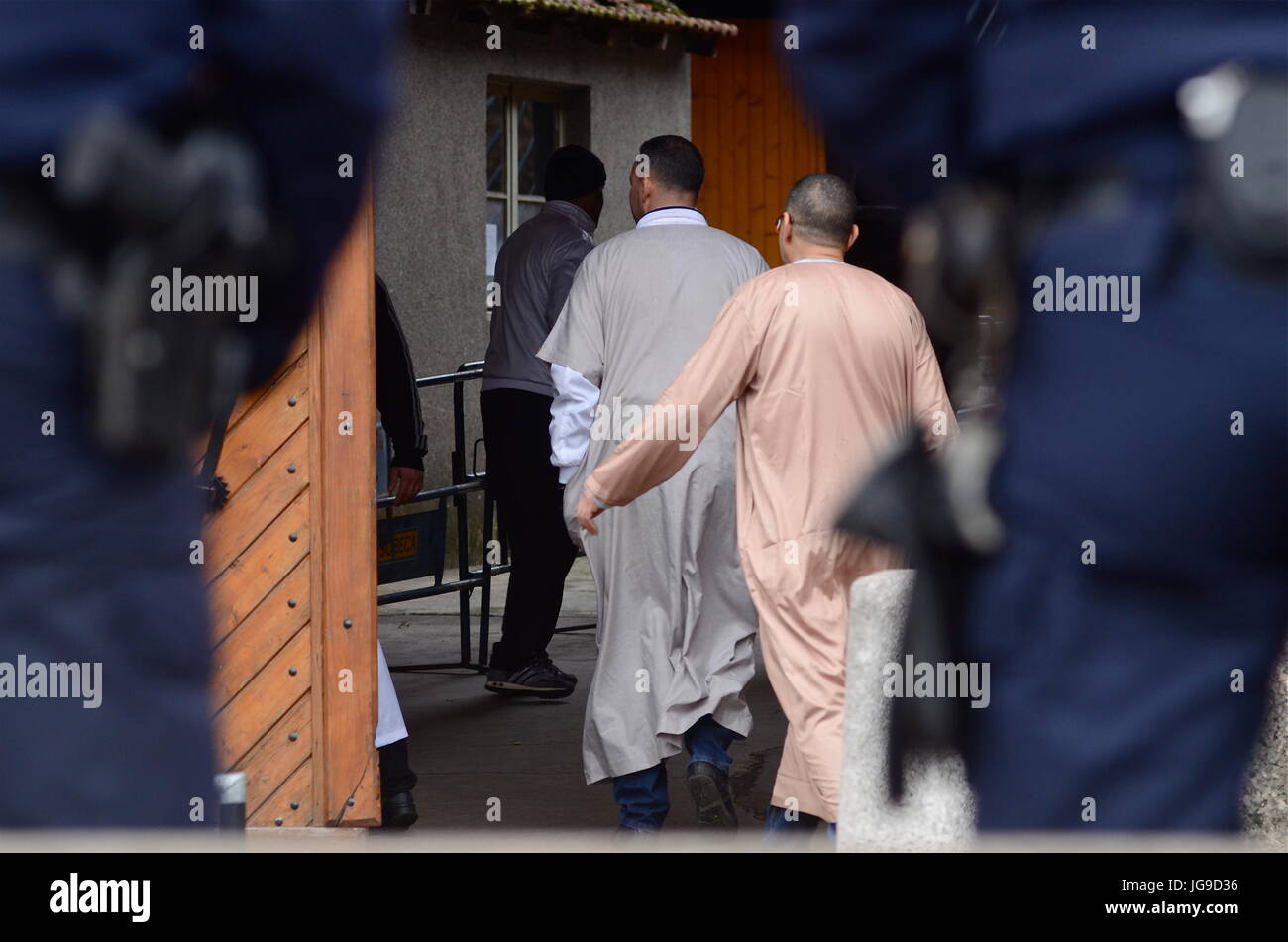 Venerdì preghiera riot sotto la protezione della polizia a Villefranche-sur-Saone moschea (Francia) Foto Stock