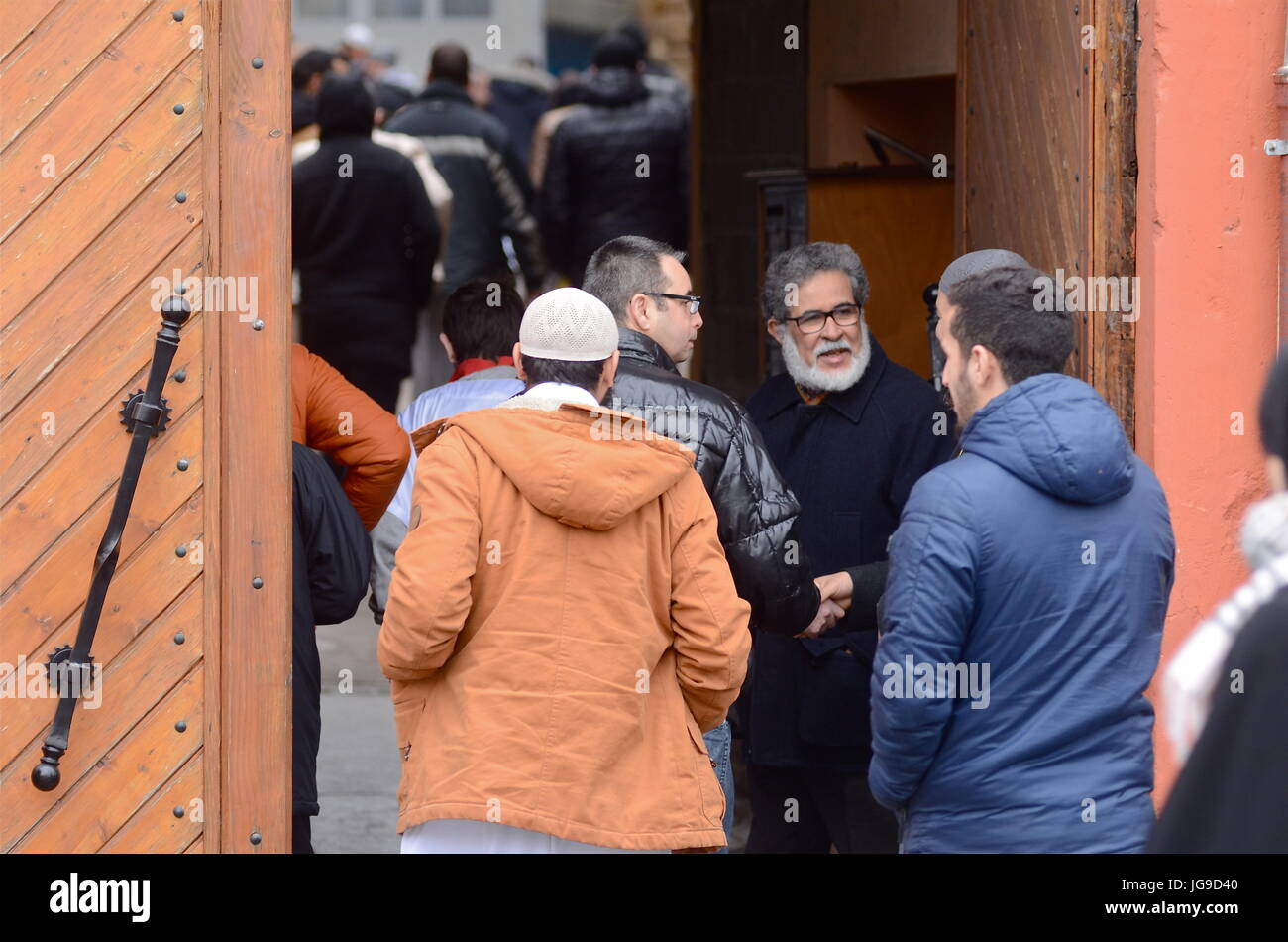 Venerdì preghiera riot sotto la protezione della polizia a Villefranche-sur-Saone moschea (Francia) Foto Stock