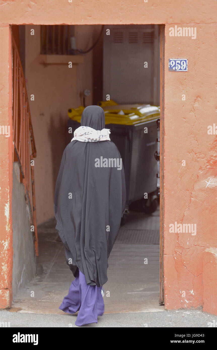 Venerdì preghiera riot sotto la protezione della polizia a Villefranche-sur-Saone moschea (Francia) Foto Stock