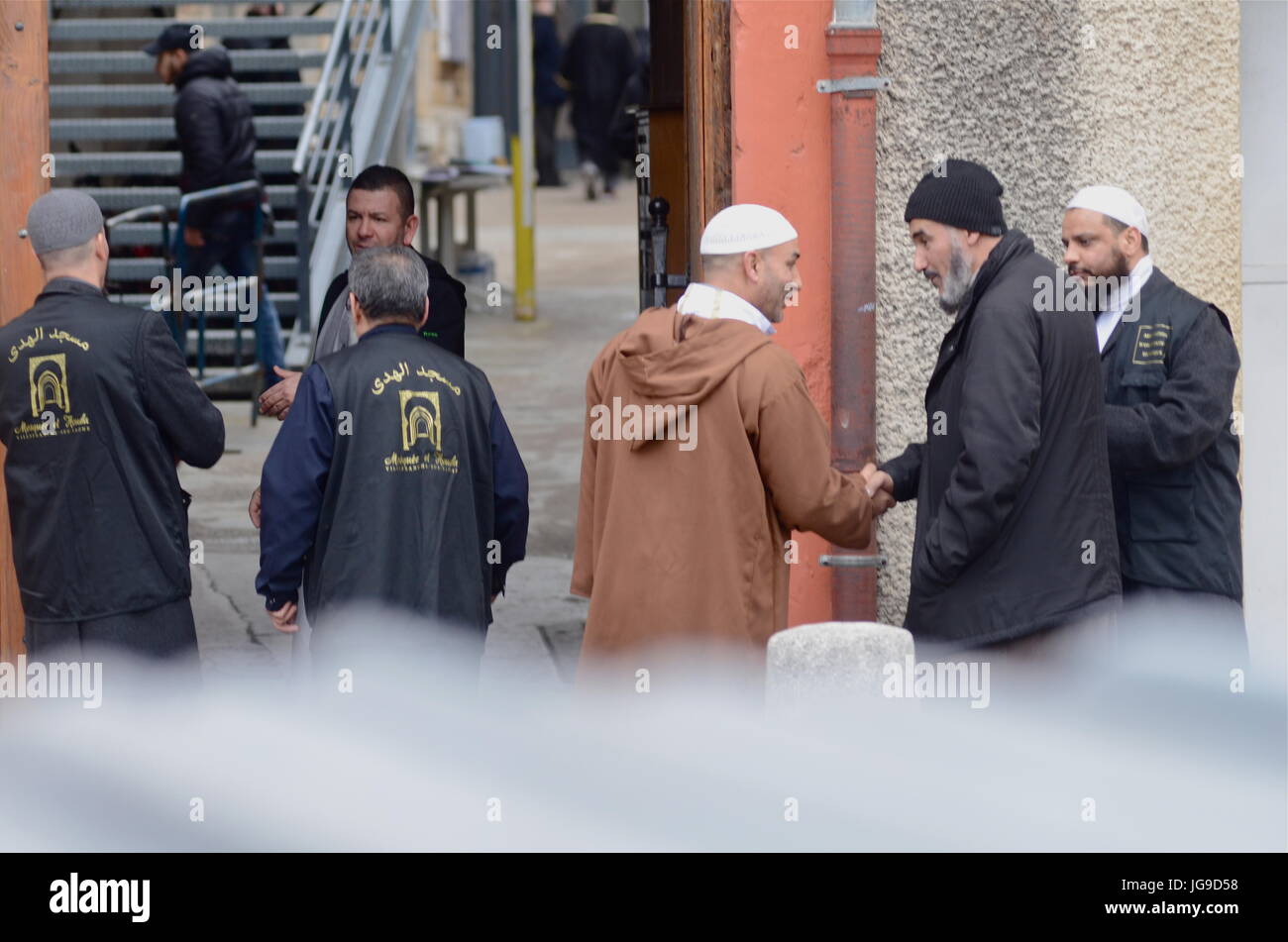 Venerdì preghiera riot sotto la protezione della polizia a Villefranche-sur-Saone moschea (Francia) Foto Stock