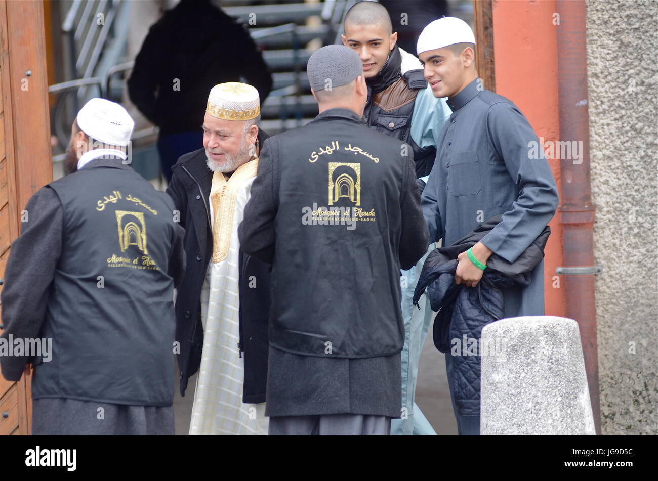Venerdì preghiera riot sotto la protezione della polizia a Villefranche-sur-Saone moschea (Francia) Foto Stock