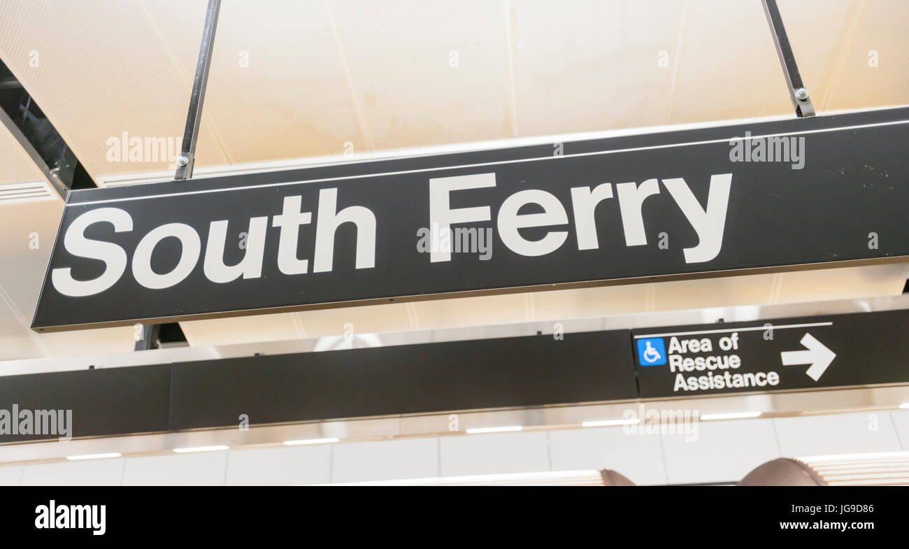 Il recentemente ristrutturato a sud del traghetto la stazione della metropolitana di New York sulla riapertura giorno Martedì, 27 giugno 2017. La stazione restaurata è stata chiusa dopo un danno catastrofico da Superstorm sabbiose con una stima di 15 milioni di galloni di acqua di inondazione del terminale che al costo di $ 545 milioni di euro ed è stato aperto solo tre anni. Il $340 milioni per le riparazioni sono stati finiti oggi quasi cinque anni dopo Superstorm Sandy. Nel frattempo il numero uno treno utilizzato quirky old south loop di traghetti che solo alloggiate le prime cinque vetture di una decina di auto in treno. (© Richard B. Levine) Foto Stock