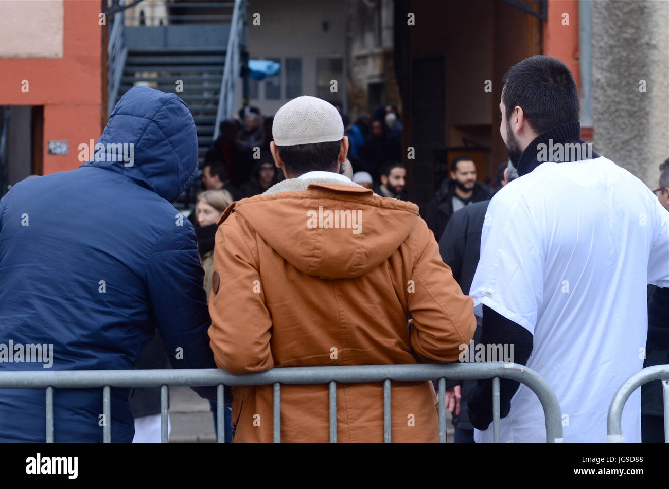 Venerdì preghiera riot sotto la protezione della polizia a Villefranche-sur-Saone moschea (Francia) Foto Stock