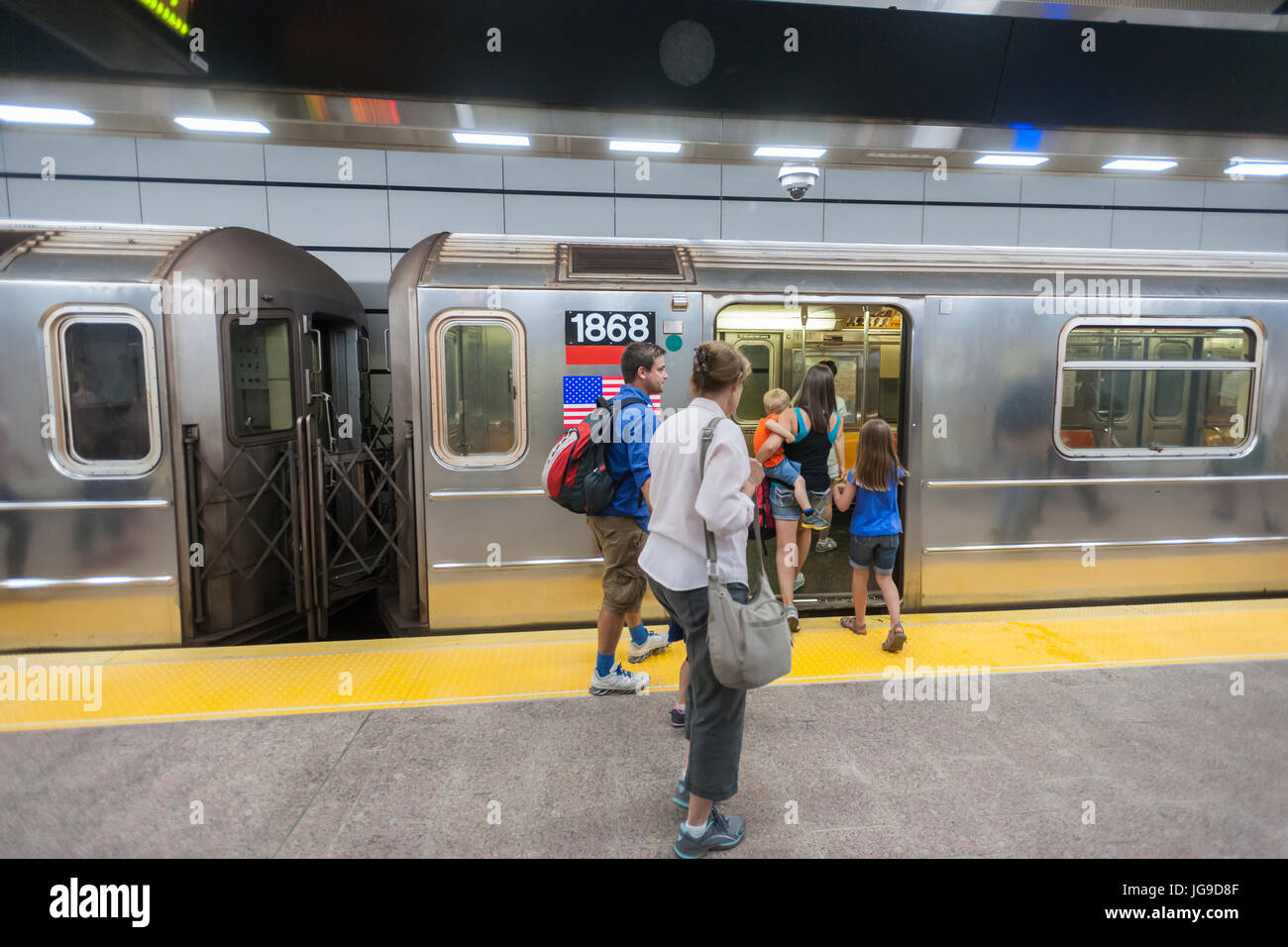 Passeggeri nell'appena ristrutturato a sud del traghetto la stazione della metropolitana di New York sulla riapertura giorno Martedì, 27 giugno 2017. La stazione restaurata è stata chiusa dopo un danno catastrofico da Superstorm sabbiose con una stima di 15 milioni di galloni di acqua di inondazione del terminale che al costo di $ 545 milioni di euro ed è stato aperto solo tre anni. Il $340 milioni per le riparazioni sono stati finiti oggi quasi cinque anni dopo Superstorm Sandy. Nel frattempo il numero uno treno utilizzato quirky old south loop di traghetti che solo alloggiate le prime cinque vetture di una decina di auto in treno. (© Richard B. Levine) Foto Stock