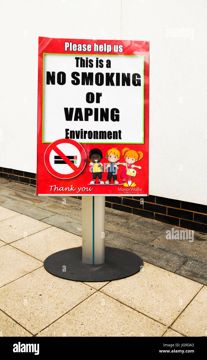 Non fumare o vaping segno a Manor passeggiate shopping centre, Cramlington, Northumberland, Regno Unito Foto Stock