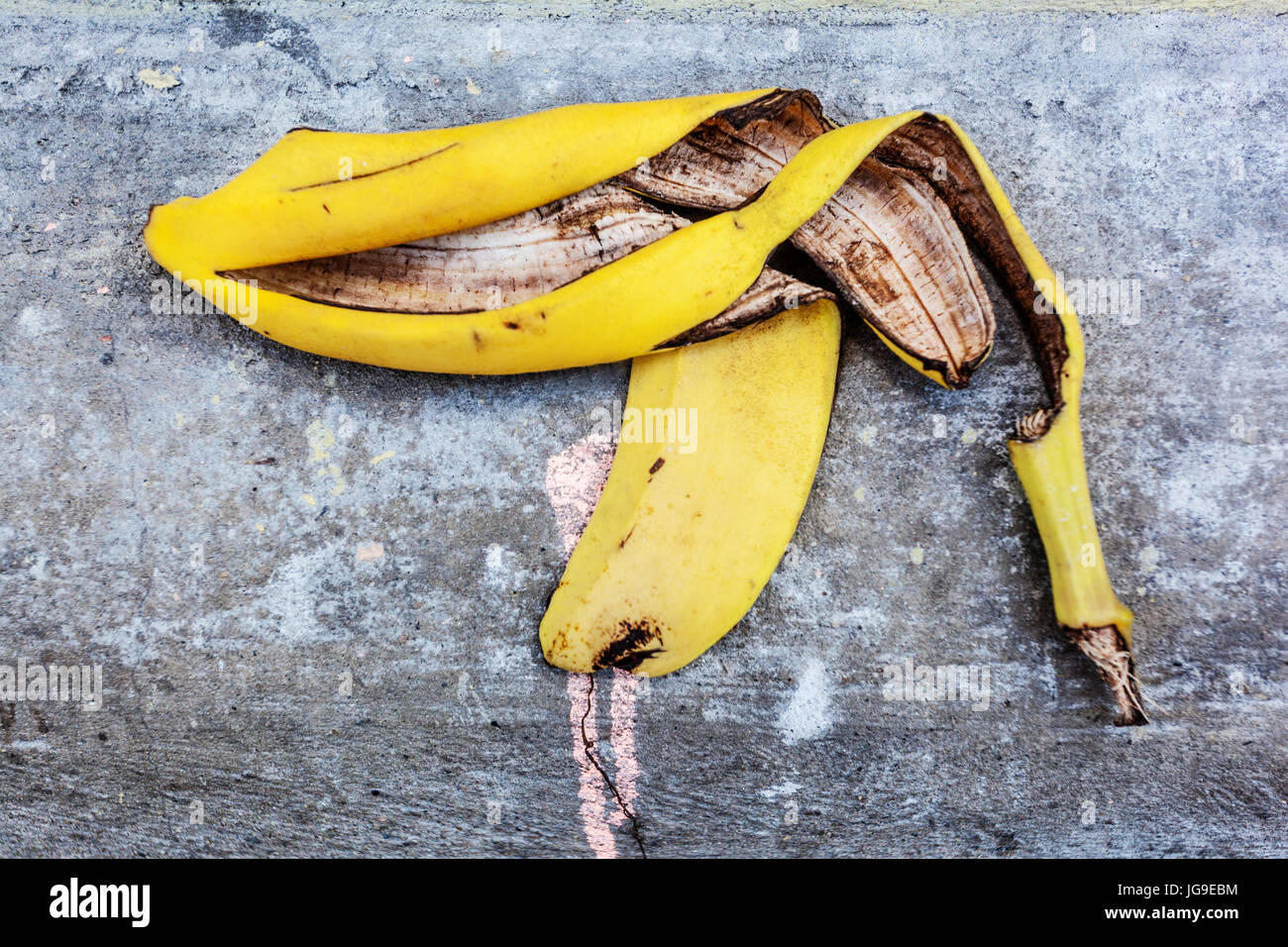 Buccia di banana come una pistola su un terreno Foto Stock