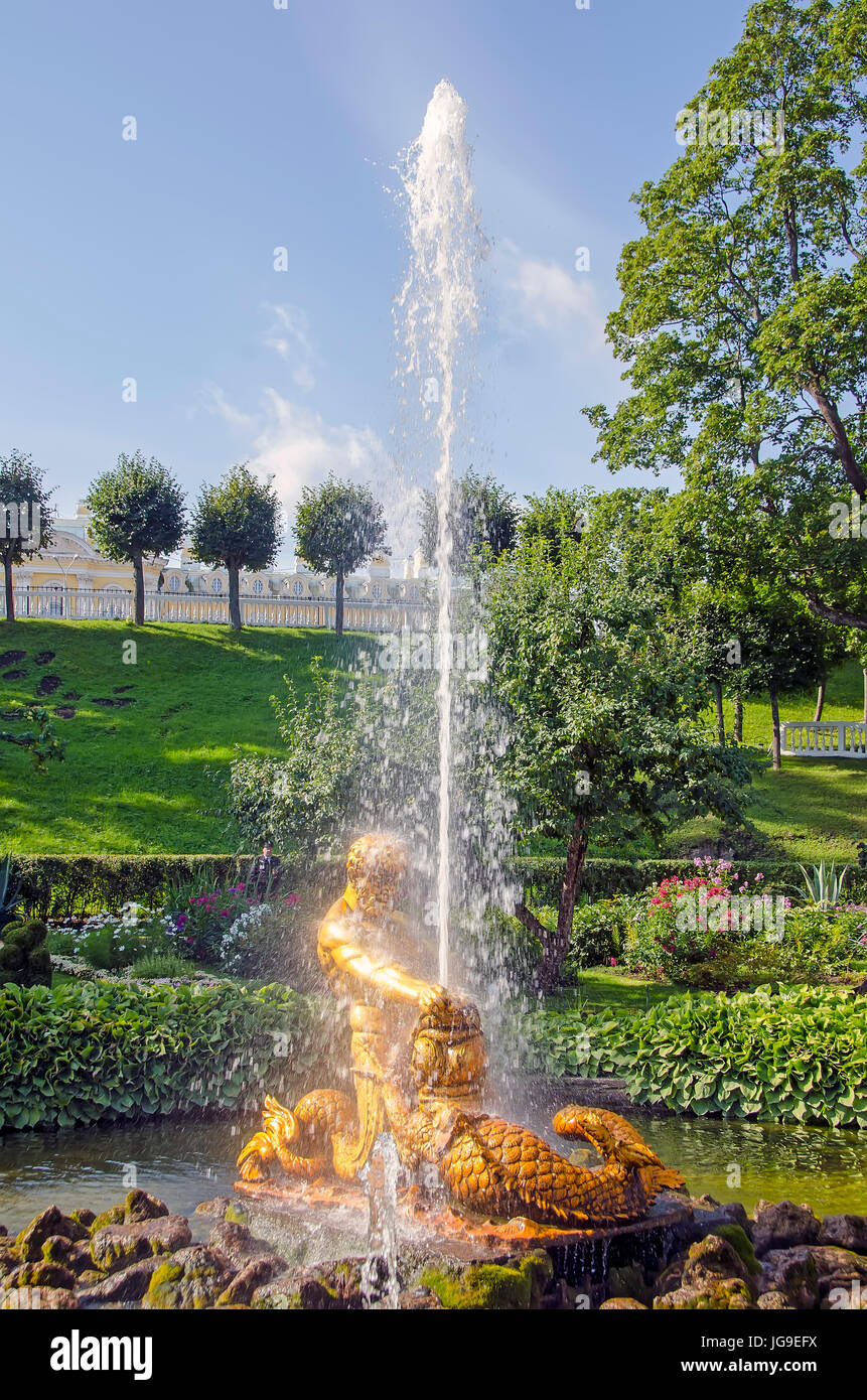 Peterhof Palace Orangie giardino e la Fontana del Tritone raffigura un tritone alle prese le ganasce di un mostro marino vicino a San Pietroburgo Russia Foto Stock