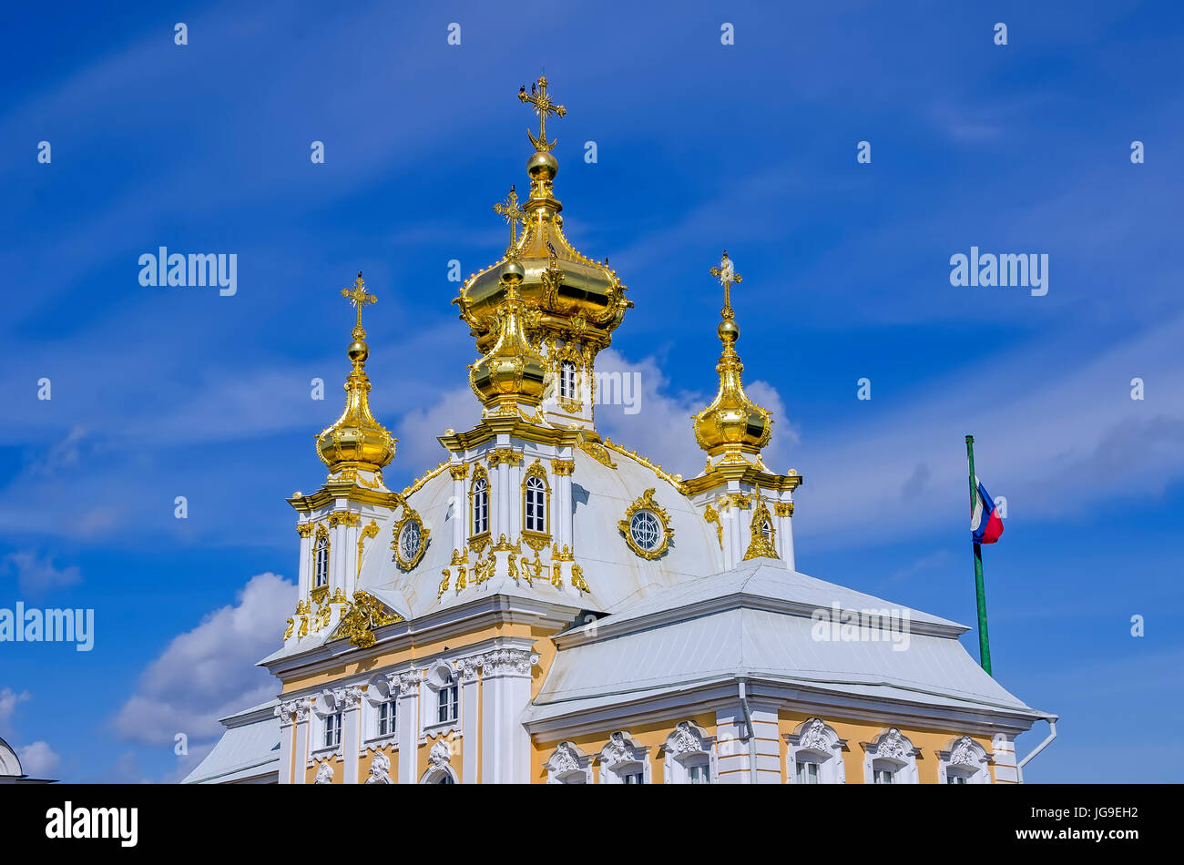 Peterhof Palace cupole dorate della chiesa presso il Grand Palace si trova nei pressi di San Pietroburgo, Russia Foto Stock