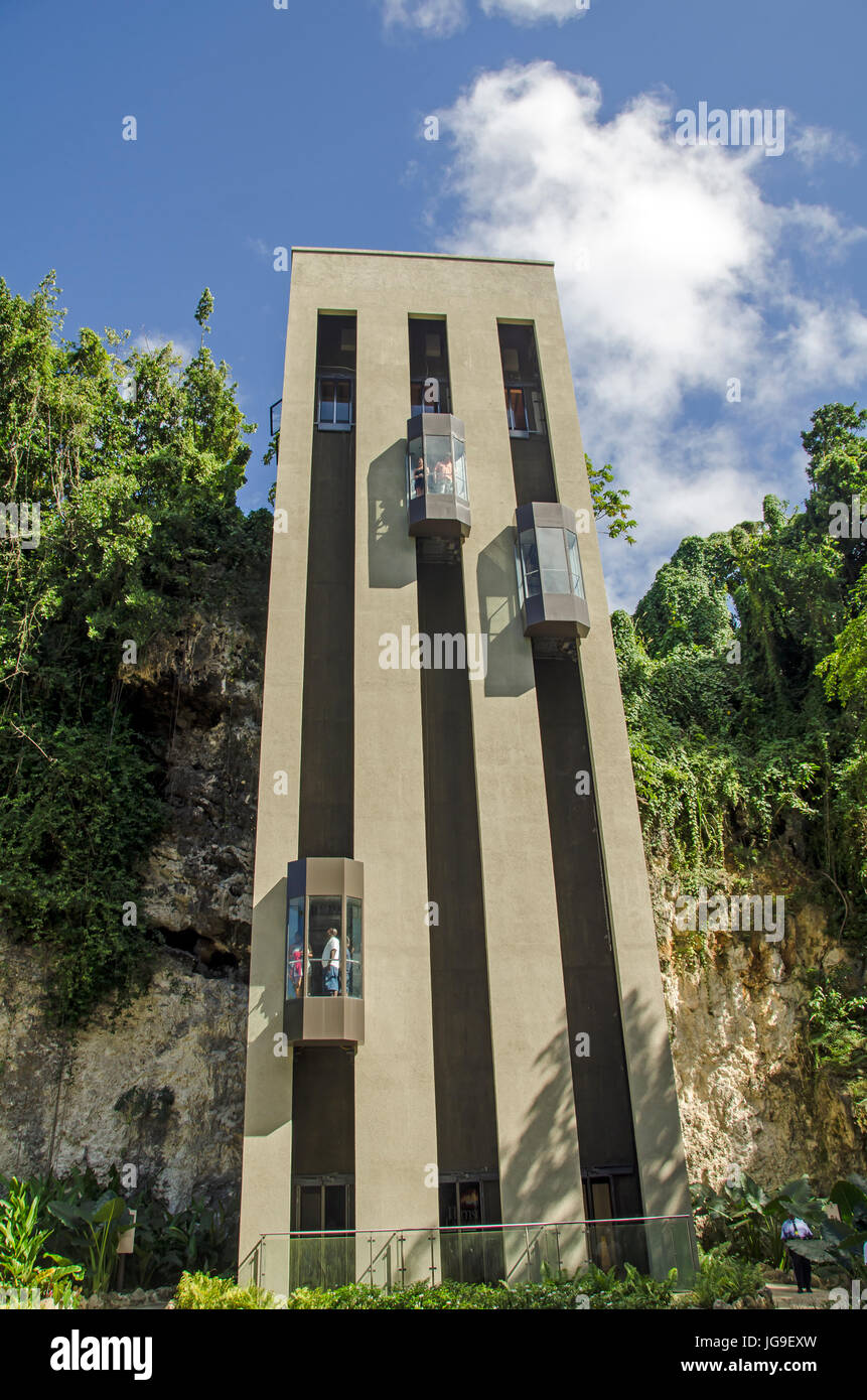 Elevatori esterni per raggiungere Harrison Cave tour in Barbados uplands. Foto Stock