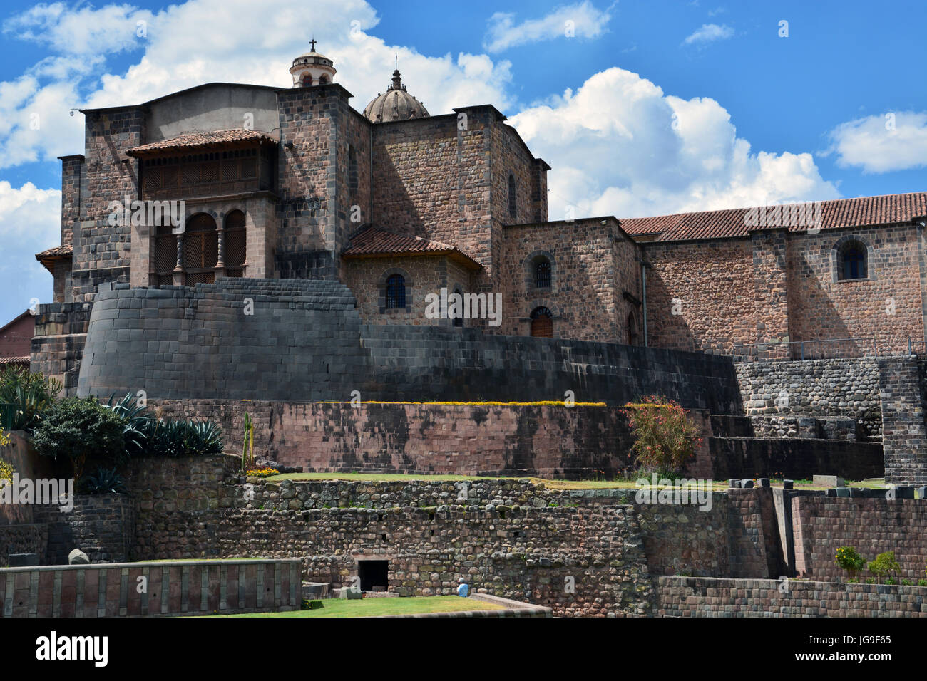 Il Santo Domingo Chiesa e Convento si trova sulla cima di una collina ed è costruita sulle rovine Inca del tempio Coricancha. Foto Stock