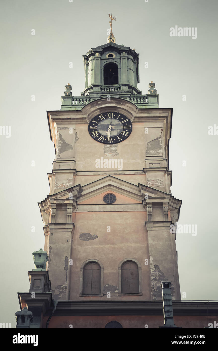 Storkyrkan, close-up della sua torre, la chiesa più antica di Gamla Stan, la città vecchia nel centro di Stoccolma, in Svezia. Vintage tonica foto con filtro retrò e Foto Stock