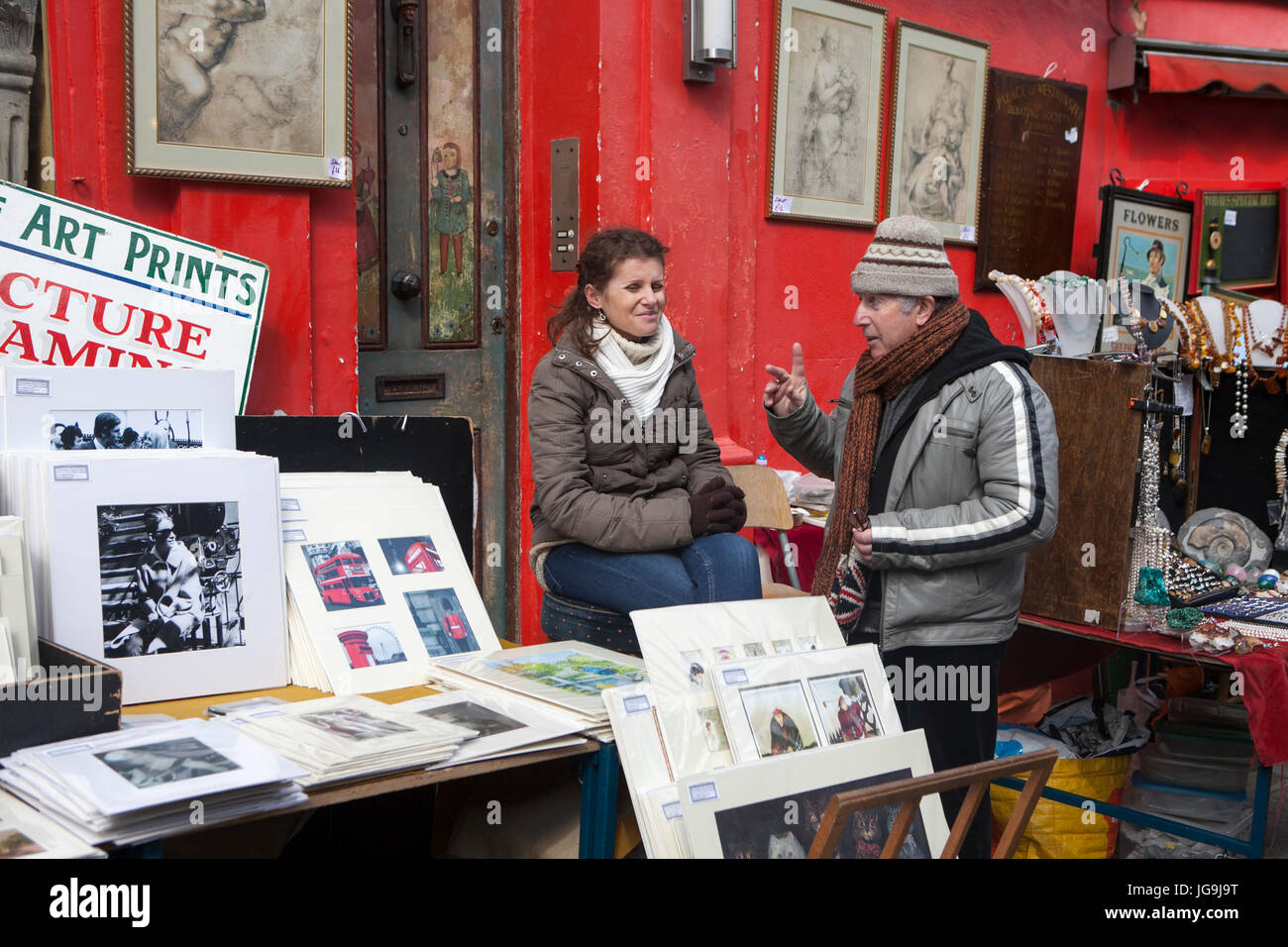 Belle cartoline per la vendita nel mercato di Portobello vicino a Notting Hill Gate Londra Foto Stock