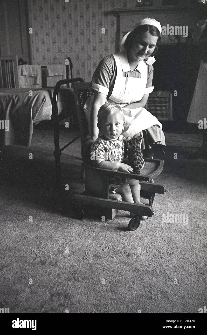 940, in Inghilterra, in tempo di guerra, recentemente evacuateed bambini nei passeggini essendo curato a Stanstead Hall, Essex, casa di lady Butler (Sydney Courtauld) moglie del partito conservatore politican maggiordomo di Rab. Foto Stock