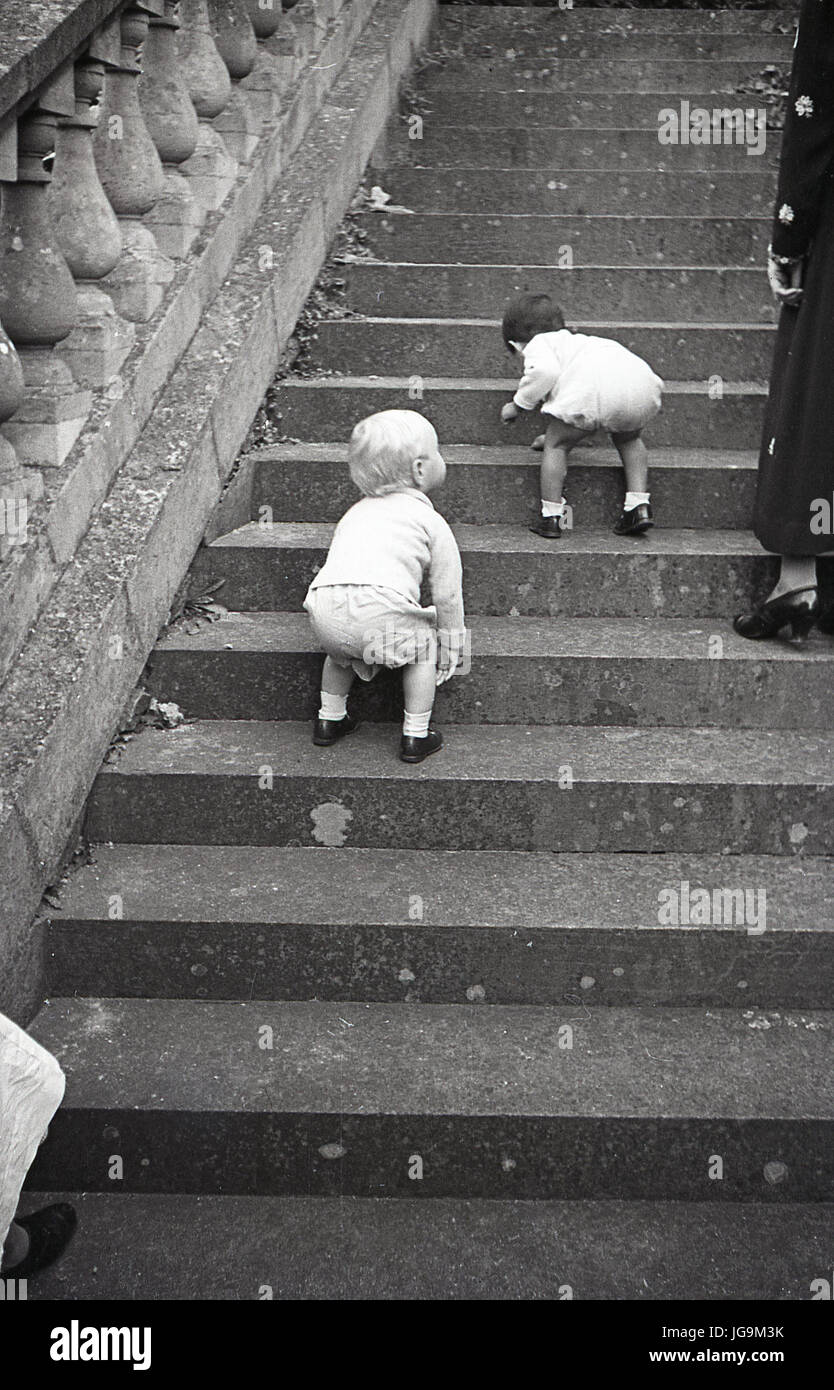 1940, in Inghilterra, in tempo di guerra, recentemente evacuateed bambini giocare sulle fasi di motivi di Stanstead Hall, Essex, paese casa di lady Butler (Sydney Courtauld) moglie del partito conservatore politican e ministro maggiordomo di Rab. Foto Stock