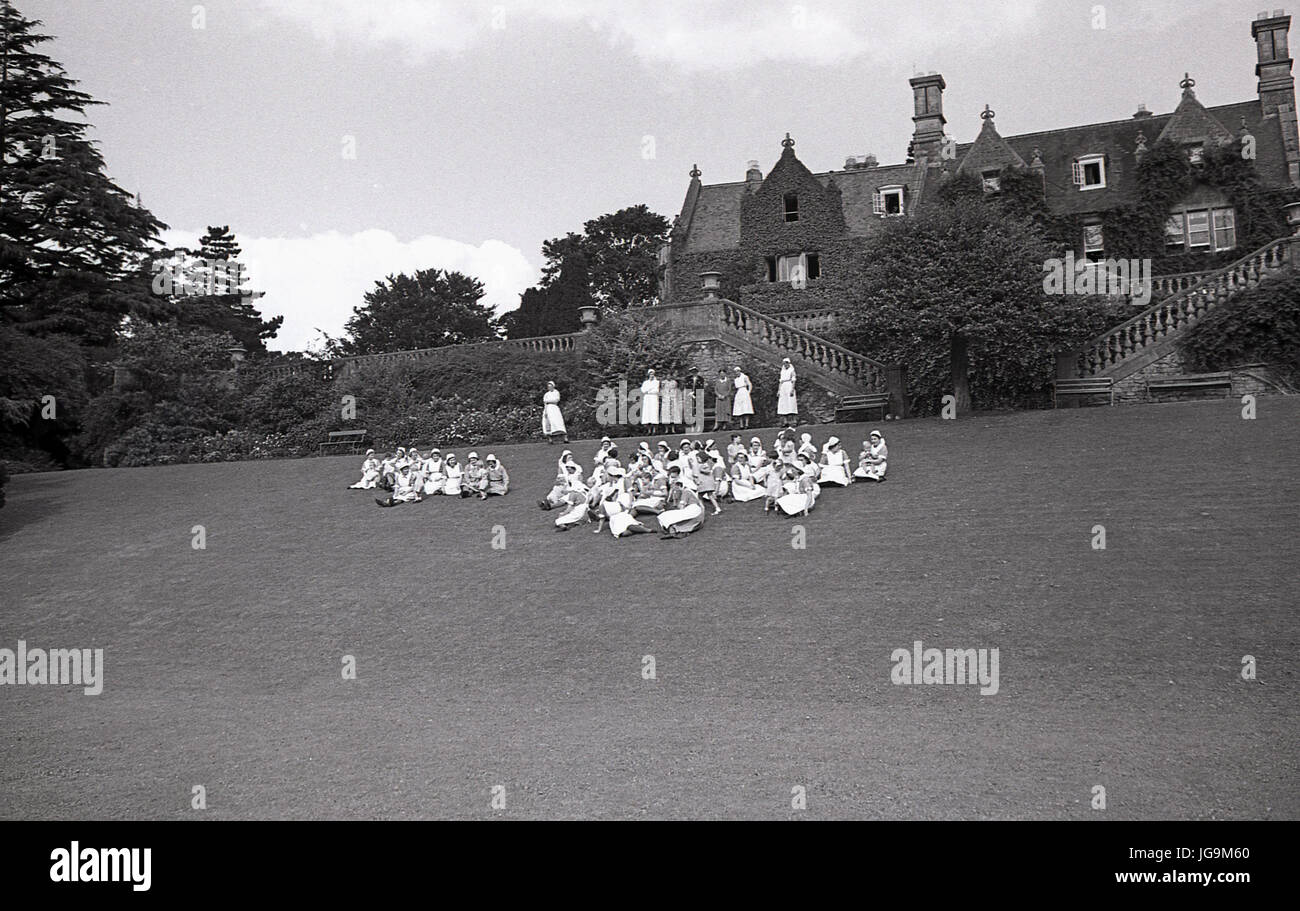 1940, in Inghilterra, in tempo di guerra, in lui motivi di Stanstead Hall, casa di lady Butler ( Sydney Courtauld) moglie del maggiordomo di Rab, politico conservatore, con tutti gli infermieri ci che si occupava di bambini sfollati da Londra. Foto Stock