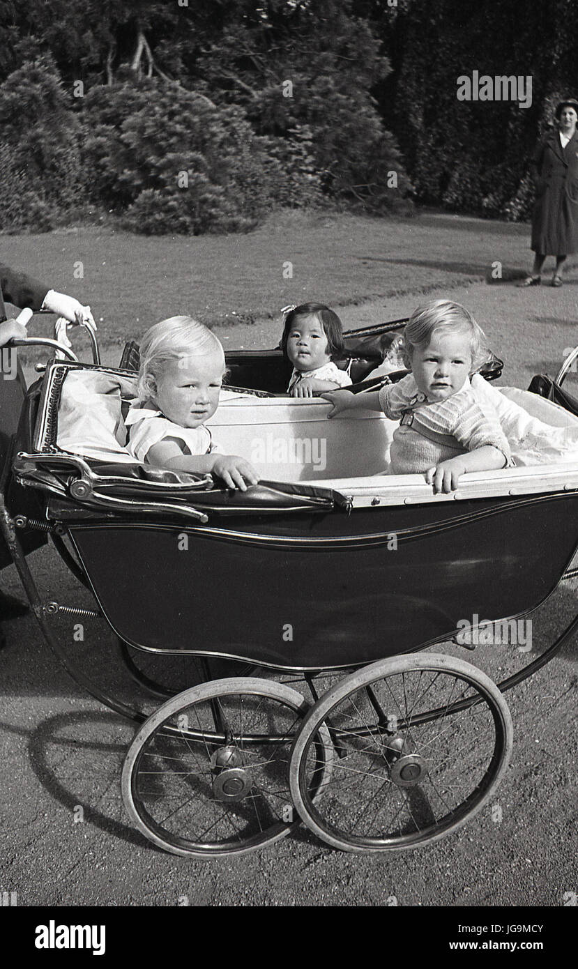 1940, in Inghilterra, in tempo di guerra, due piccoli bambini seduti fuori in un cromato con ruote costruito in pullman la PRAM, sfollati a Stanstead Hall, la casa di Sydney Courtauld, Lady Butler, moglie del maggiordomo di Rab, politican conservatore. Foto Stock