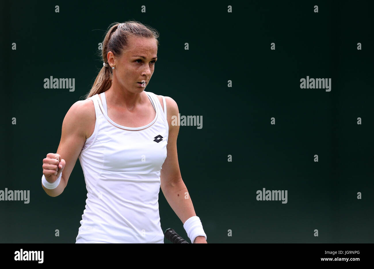 Magdalena RYBARIKOVA in azione contro Monica Niculescu al giorno due dei campionati di Wimbledon al All England Lawn Tennis e Croquet Club, Wimbledon. Foto Stock