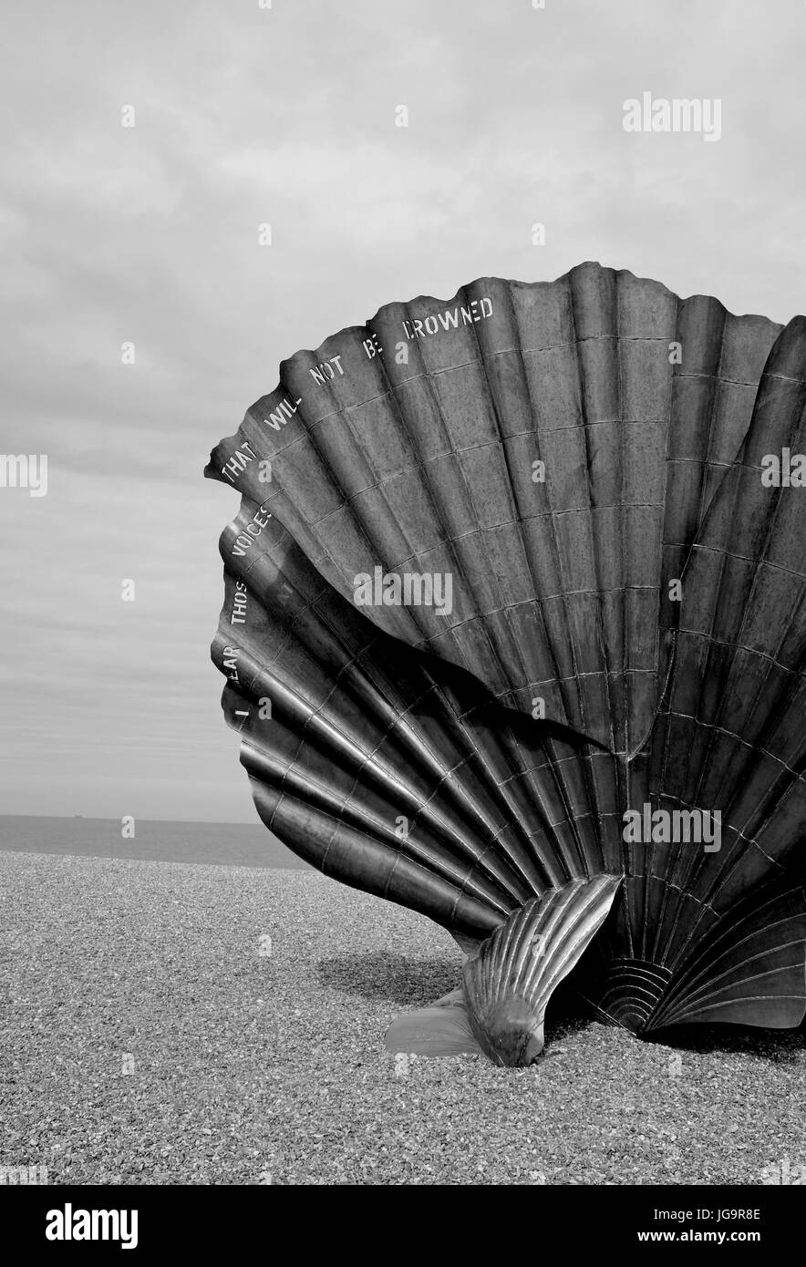 Aldeburgh Suffolk REGNO UNITO Giugno 2017 - la dentellatura della scultura sulla spiaggia da Maggi Hambling fotografia scattata da Simon Dack Foto Stock