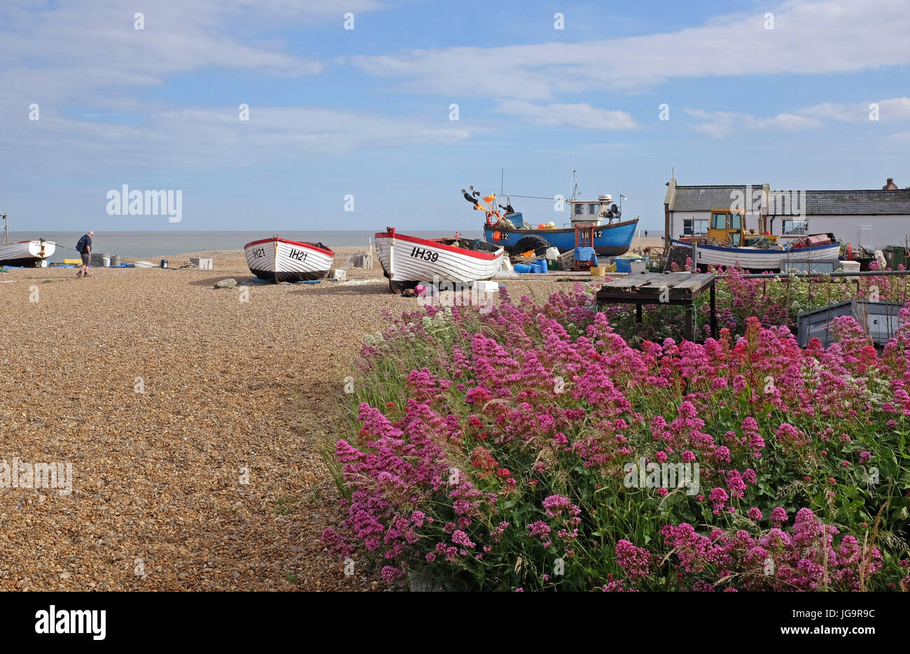 Aldeburgh Suffolk REGNO UNITO - barche da pesca e capanne sulla spiaggia Foto Stock