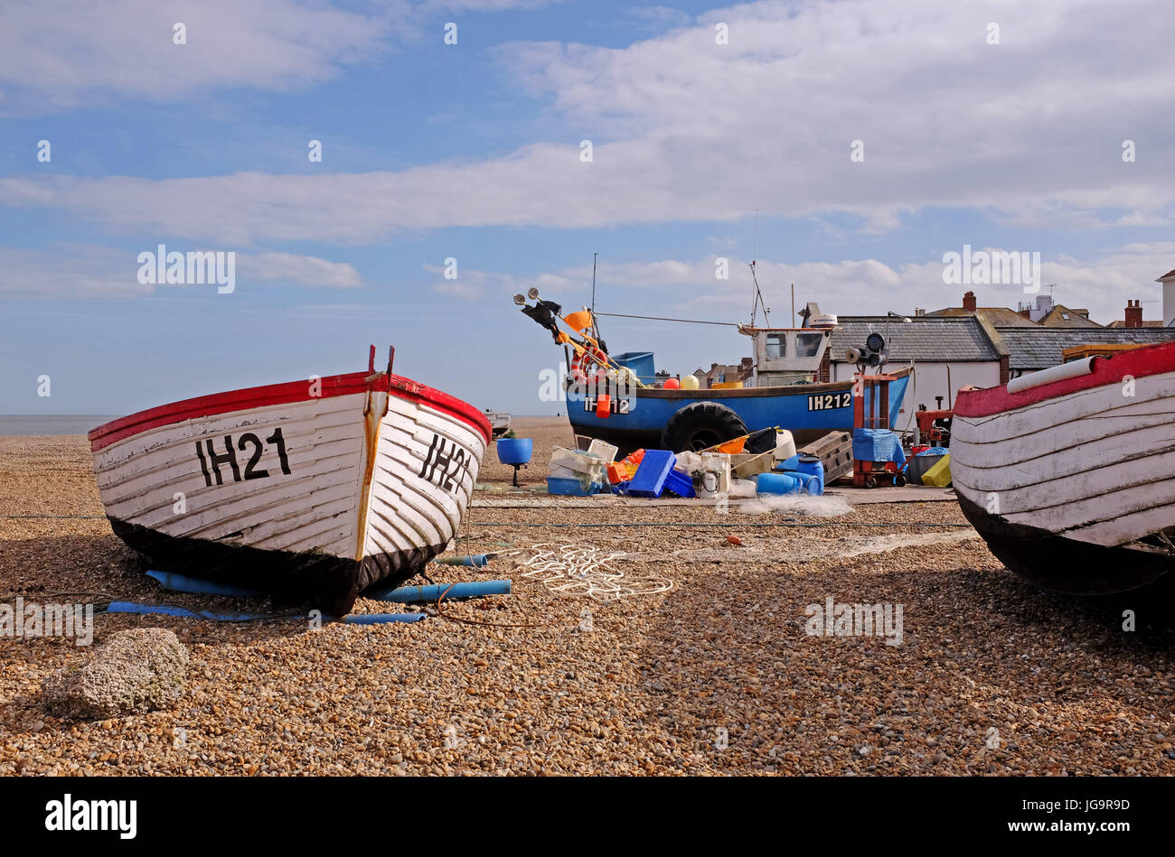 Aldeburgh Suffolk REGNO UNITO - barche da pesca e capanne sulla spiaggia Foto Stock