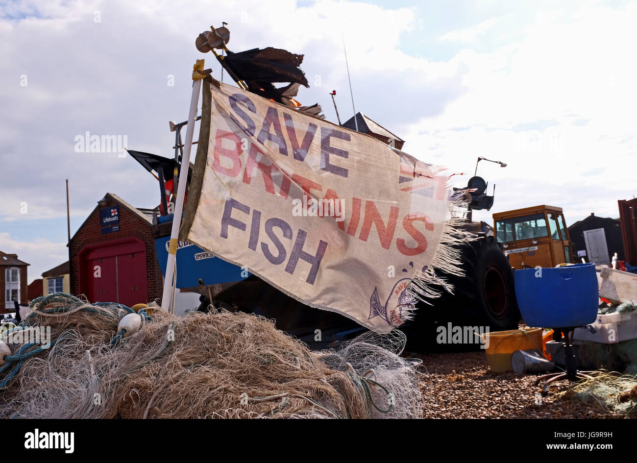 Aldeburgh Suffolk Regno Unito giugno 2017 - Tatty Save Britains bandiera di pesce sulle barche da pesca sulla spiaggia di Aldeburgh Foto Stock