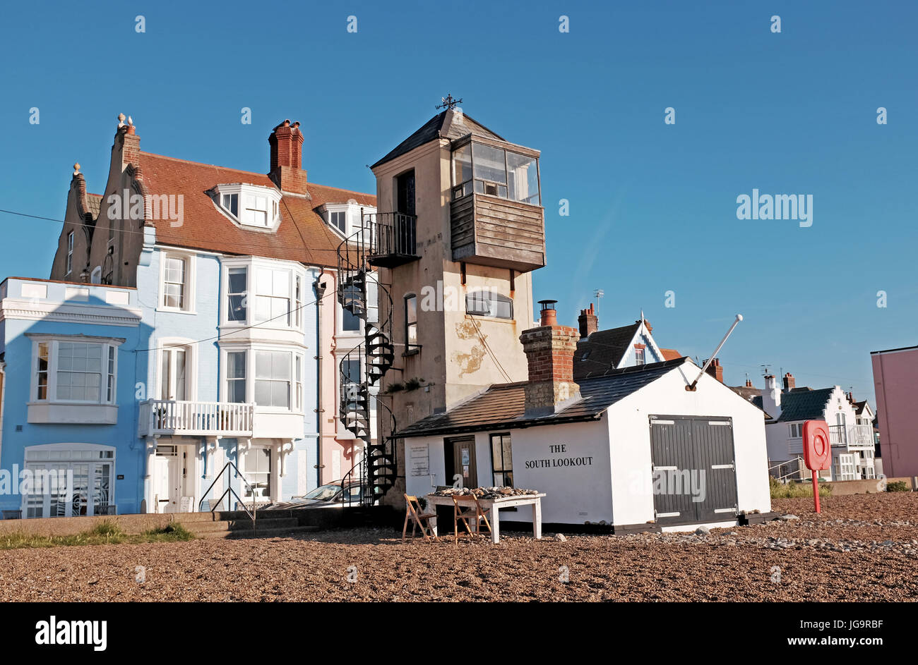 Aldeburgh Suffolk REGNO UNITO Giugno 2017 - l'Aldeburgh Sud Lookout dove pubblico sono invitati a lasciare un messaggio su un ciottolo fotografia scattata da Simon Dack Foto Stock