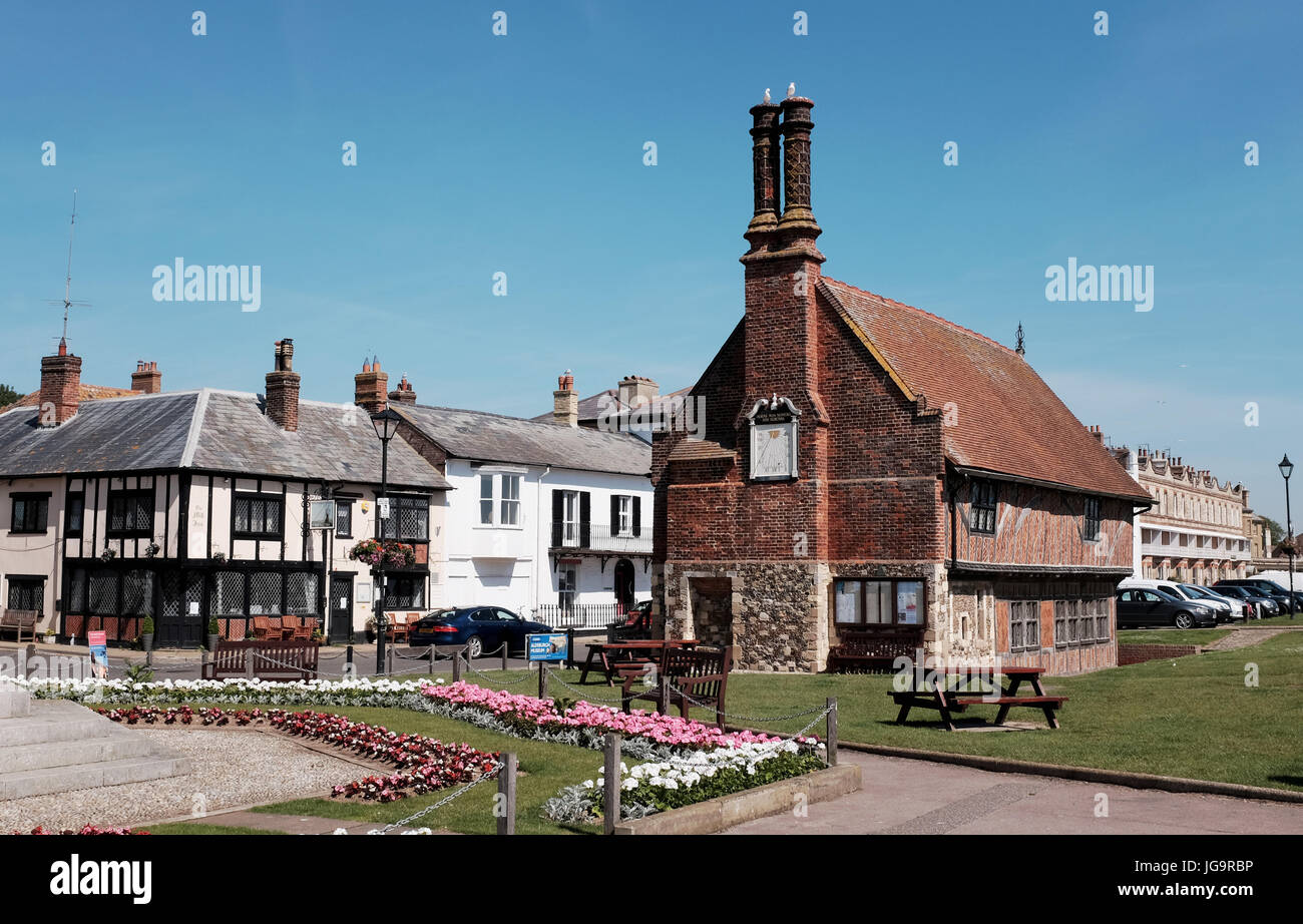 Aldeburgh Suffolk UK - la Moot Hall sul lungomare Foto Stock