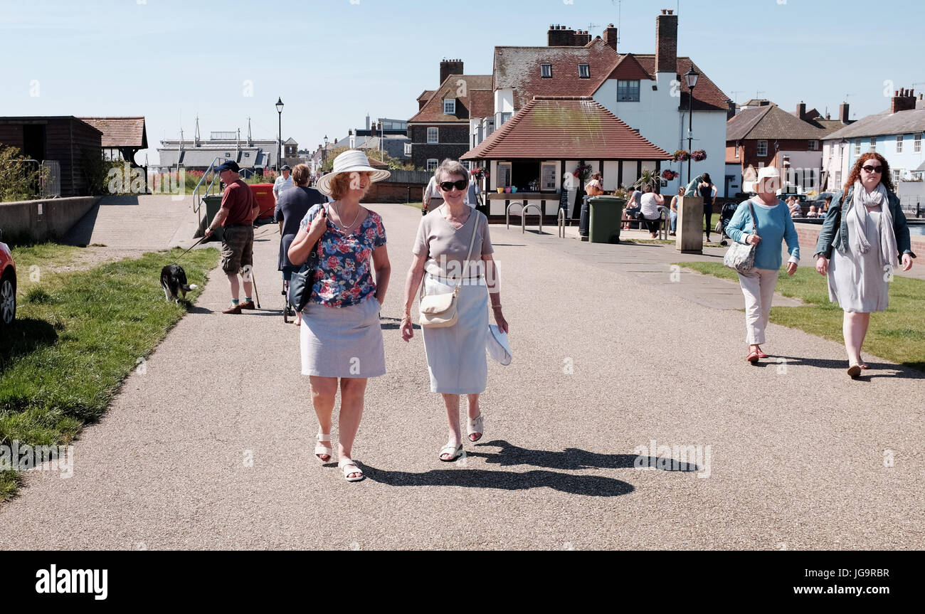 Aldeburgh Suffolk REGNO UNITO Giugno 2017 - camminano lungo il lungomare Foto Stock