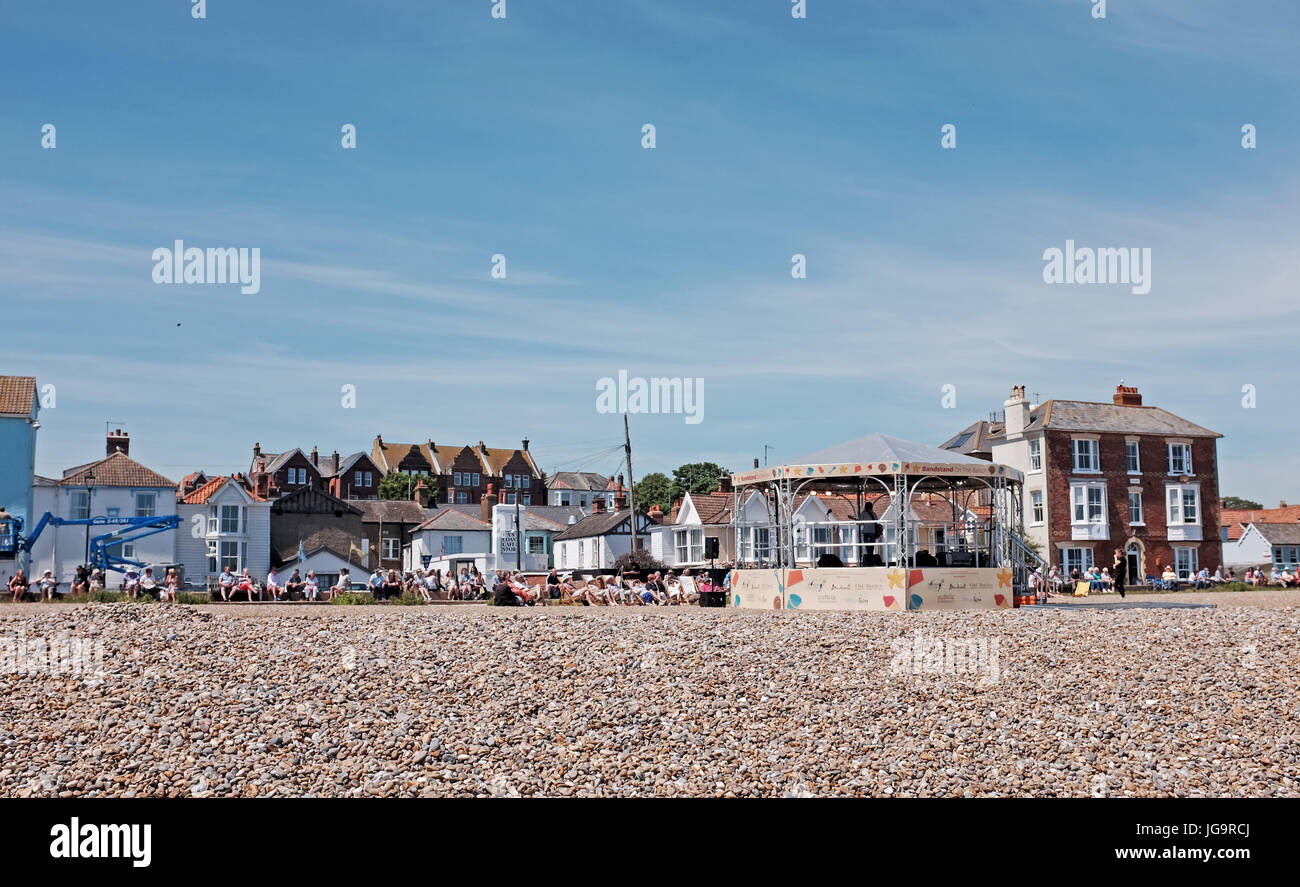 Aldeburgh Suffolk REGNO UNITO Giugno 2017 - spiaggia di Aldeburgh Festival e bandstand fotografia scattata da Simon Dack Foto Stock