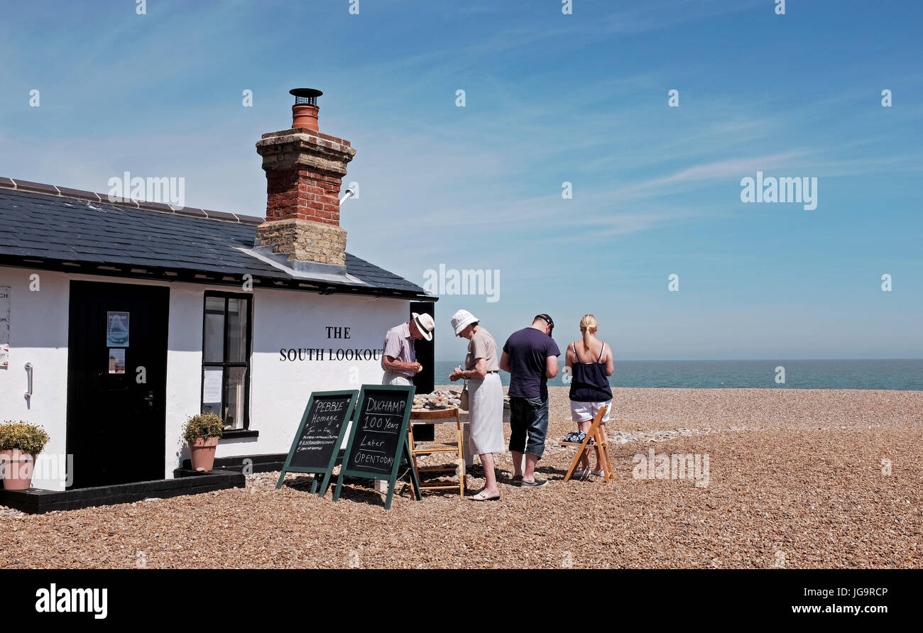 Aldeburgh Suffolk REGNO UNITO Giugno 2017 - l'Aldeburgh Sud Lookout dove pubblico sono invitati a lasciare un messaggio su un ciottolo fotografia scattata da Simon Dack Foto Stock