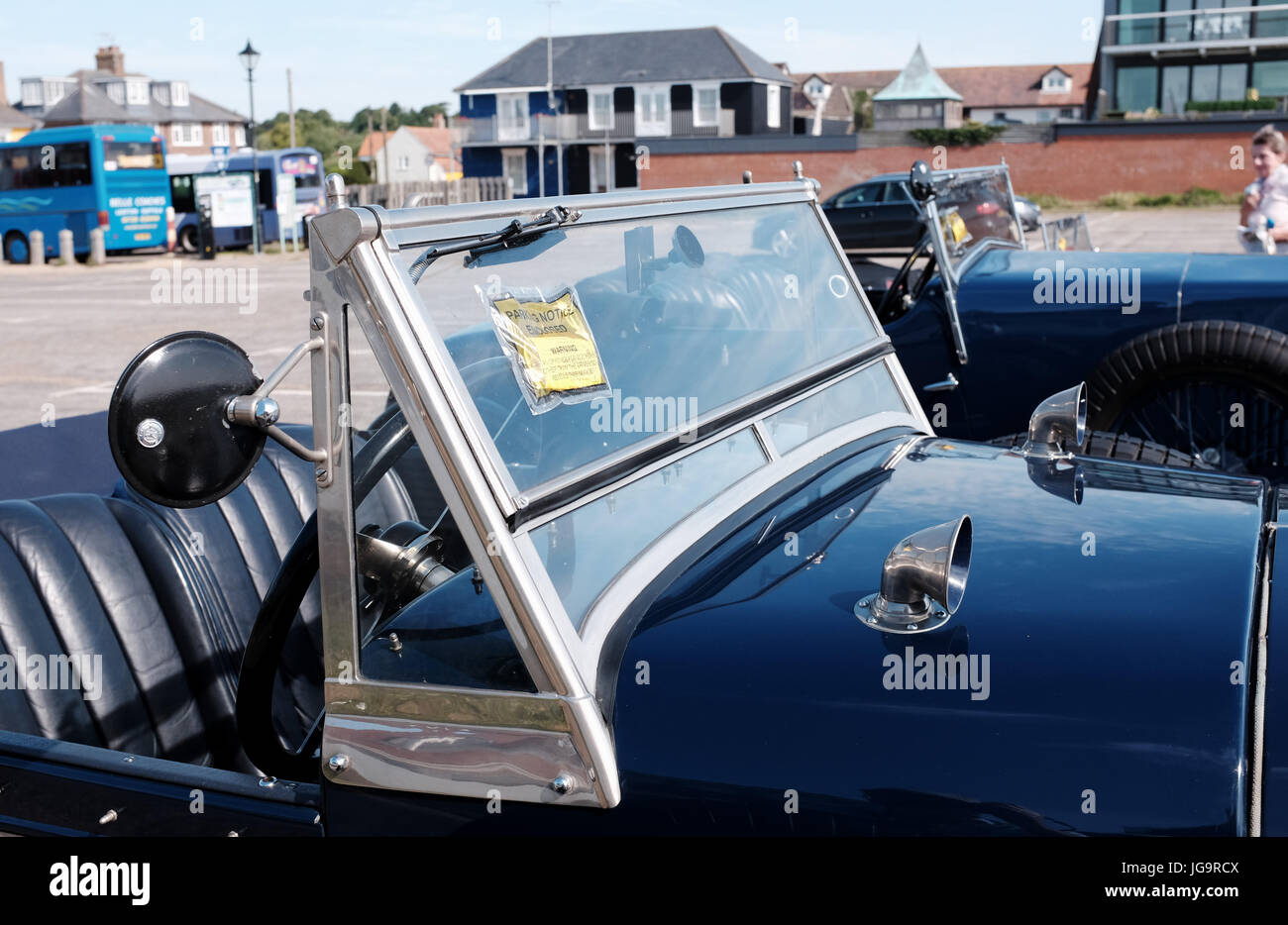 Aldeburgh Suffolk REGNO UNITO Giugno 2017 - Vintage MG automobili con parcheggio auto biglietti in parcheggio Foto Stock