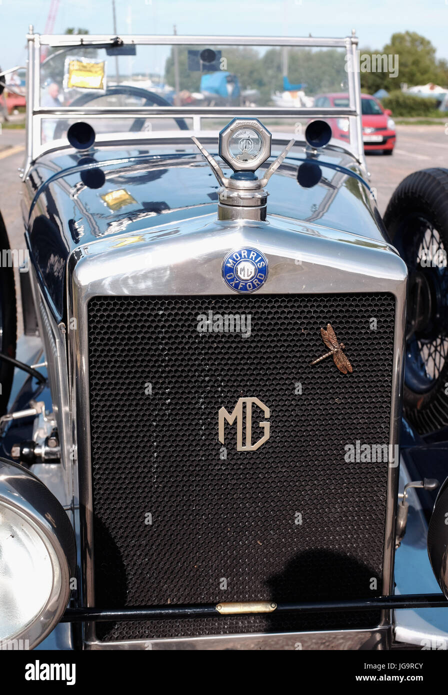 Aldeburgh Suffolk REGNO UNITO Giugno 2017 - Vintage MG automobili con parcheggio auto biglietti in parcheggio Foto Stock