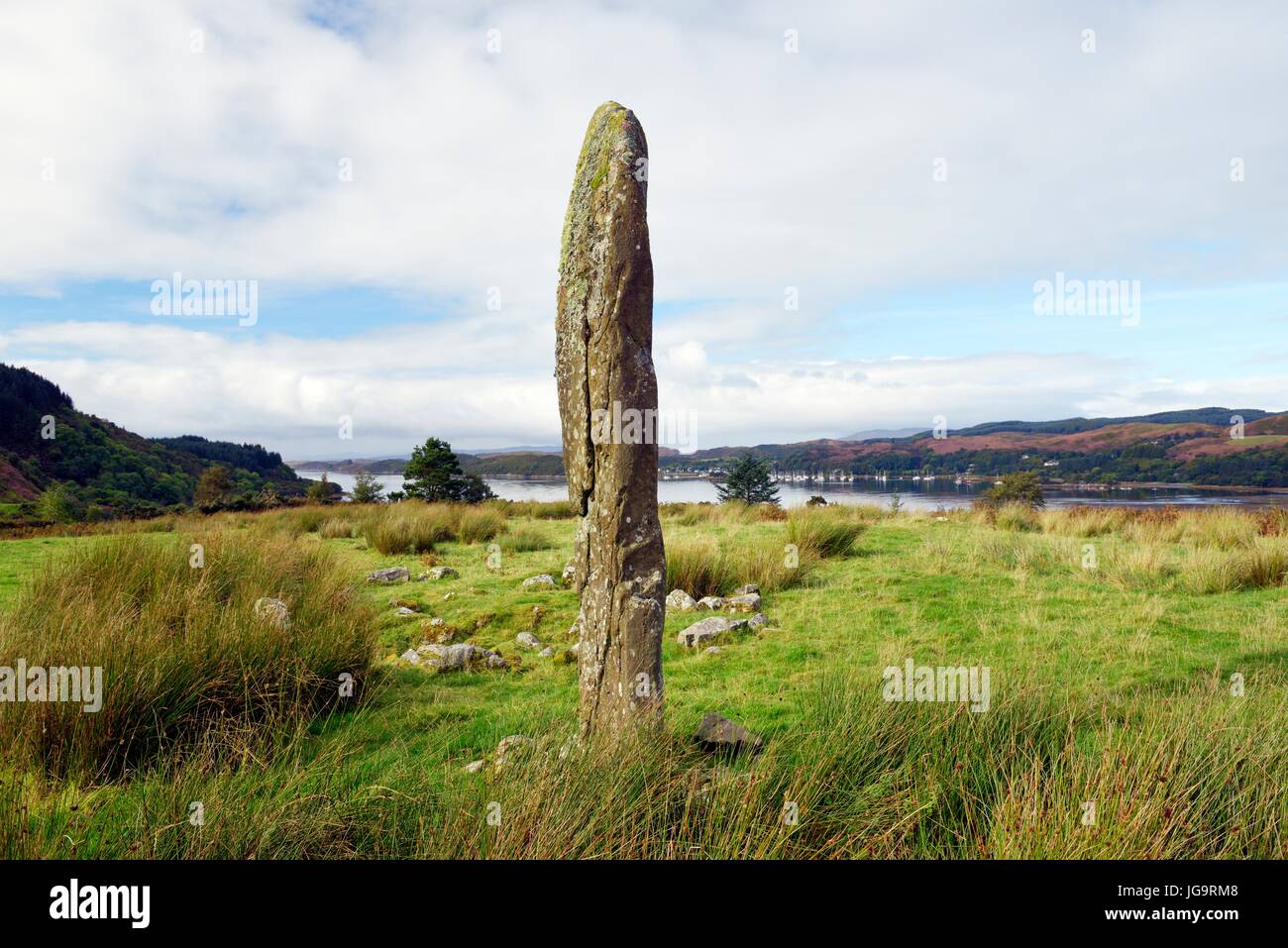 Kintraw megalitiche preistoriche in pietra in piedi alla testa di loch craignish vicino kilmartin, a sud di Oban, Argyll, Scozia. Solstice allineamento per Jura Foto Stock