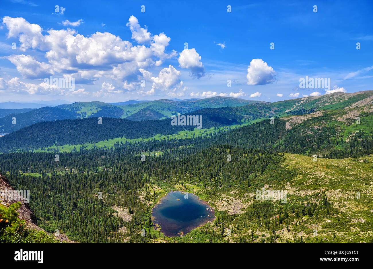 Bellissima vista dal di sopra sul lago e la taiga siberiana. Ergaki Park. Regione di Krasnoyarsk. La Russia Foto Stock