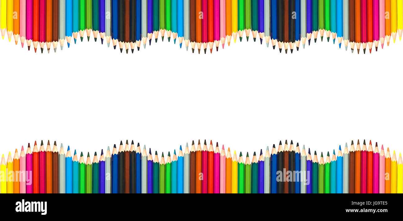 Onde di colorate matite in legno isolato su sfondo bianco, telaio vuoto torna a scuola, arte e creatività concetto Foto Stock