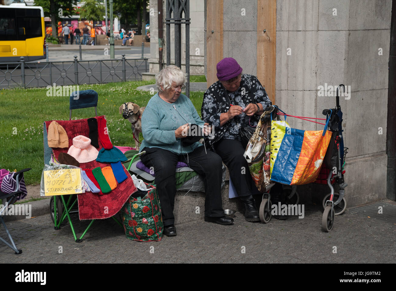 12.06.2017, Berlino, Germania, Europa - Due donne anziane sono visti di lana per maglieria cappelli e lacci che esse offrono in vendita. Foto Stock