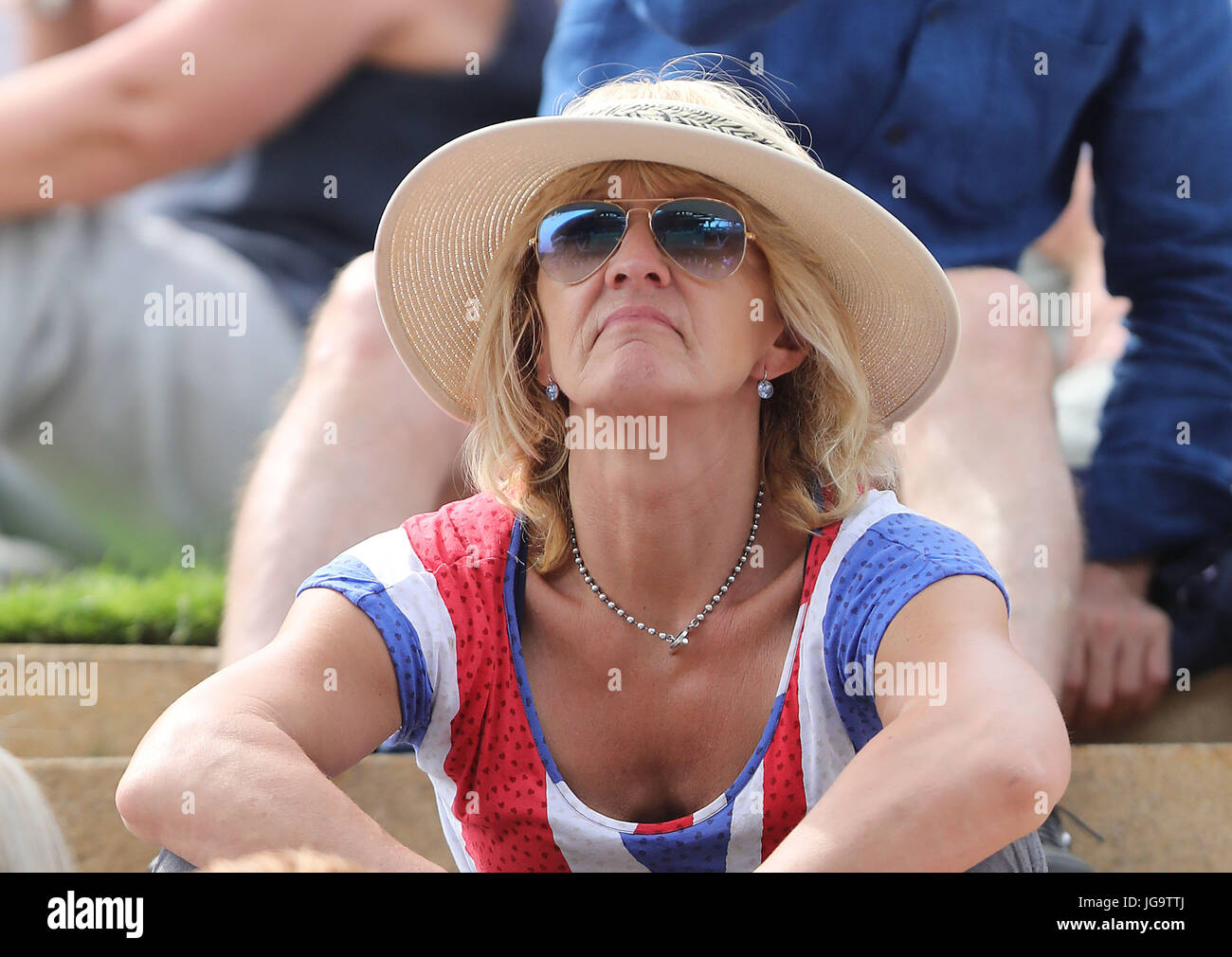 Spettatori su Murray Mound il secondo giorno dei Campionati di Wimbledon presso l'All England Lawn Tennis and Croquet Club di Wimbledon. PREMERE ASSOCIAZIONE foto. Data immagine: Martedì 4 luglio 2017. Vedi PA storia TENNIS Wimbledon. Il credito fotografico dovrebbe essere: Philip Toscano/PA Wire. Foto Stock