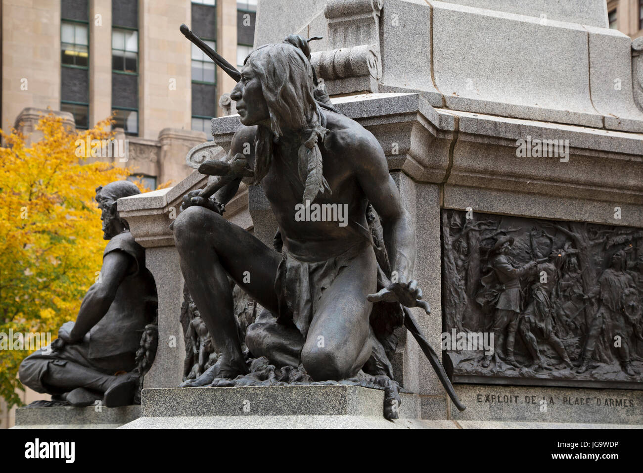 Una delle prime nazioni guerriero raffigurato su Paul de Chomedey monumento a Montreal, Canada. De Chomedy fu il fondatore di Montreal e l'arrivo di Europ Foto Stock