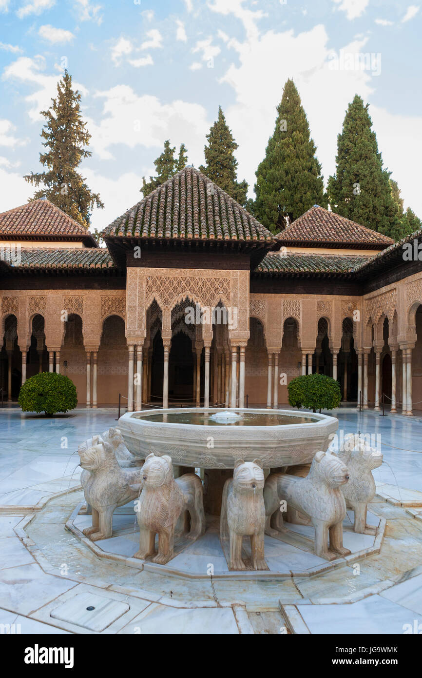 Patio de Los Leones (Corte dei leoni), Palacios Nazaríes, La Alhambra di Granada, Andalusia: l'omonima fontana in primo piano Foto Stock