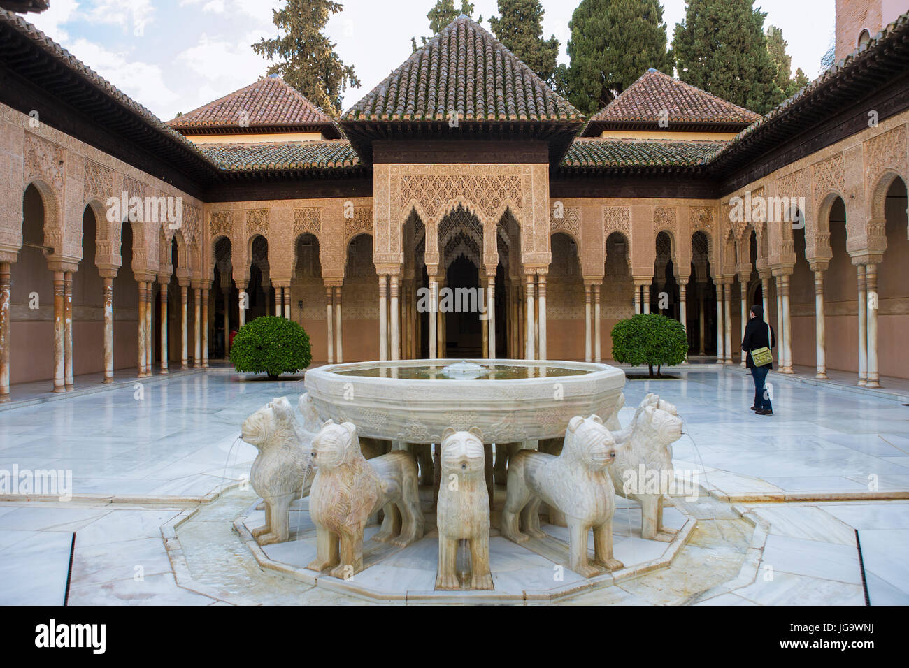 Patio de Los Leones (Corte dei leoni), Palacios Nazaríes, La Alhambra di Granada, Andalusia: l'omonima fontana in primo piano Foto Stock