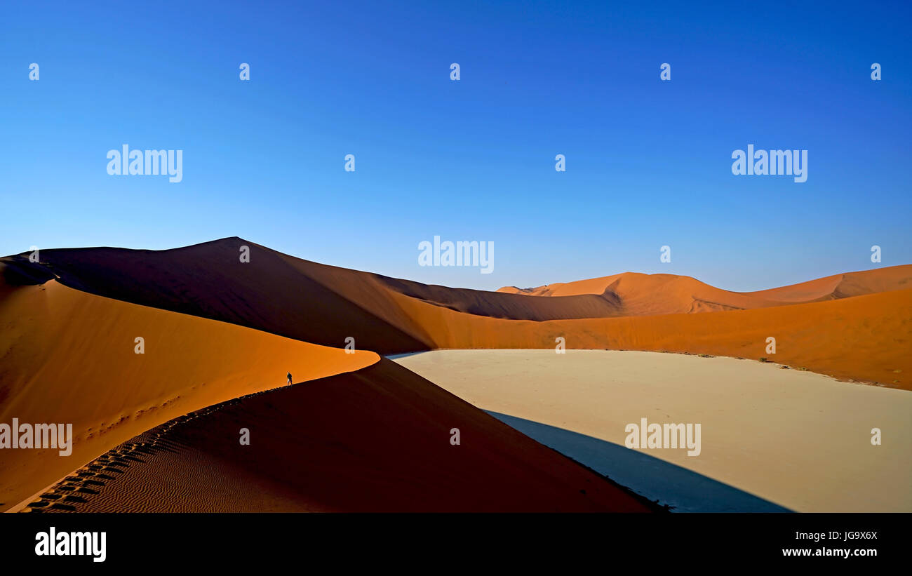 Dead Vlei e Big Daddy dune di Sossusvlei, Namib Naukluft National Park in Namibia Foto Stock